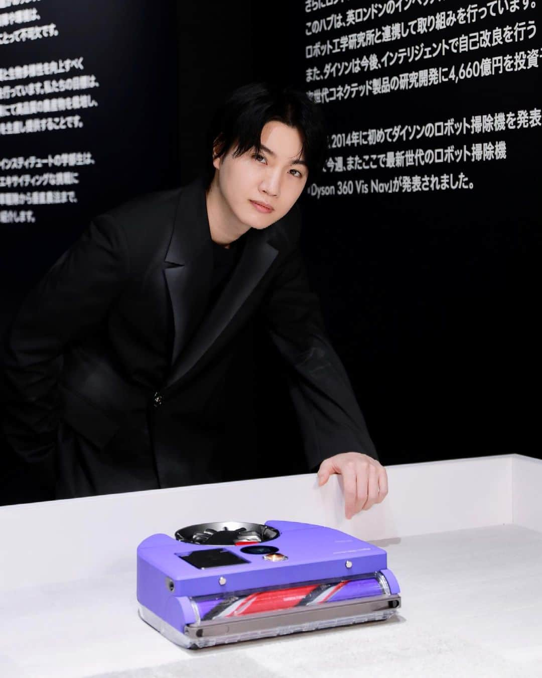 桜田通さんのインスタグラム写真 - (桜田通Instagram)「DYSON JAPAN 25th Anniversary Preview Event@JING   ダイソンからついにあの製品が登場するということで、ダイソンの最新テクノロジーがいち早く体験できるイベントへ行ってきました！  今回のイベントで最も注目度が高いと個人的に思っているあの製品とは、新発売される『Dyson Zone』と呼ばれる"空気清浄ヘッドホン"です！ 高音質なヘッドホンに取り外し可能の空気清浄機が一体化されている、かなり攻めた新アイテムです✨ ノイズキャンセリングのクオリティもとても高くヘッドホンとしても高品質で、個人的には新幹線やロケバスなど移動も多いので、空気清浄機機能もけっこう嬉しいタイミングが多そうです😌  確かに一見した時のインパクトや驚きは僕も感じましたが、こう言う誰も思いつかないような発想や遊び心を、製品としてハイクオリティにこの世に生み出してしまうことがダイソンの素晴らしさと魅力だと改めて感じました🔥 この近未来的な『Dyson Zone』を身に付けている人が沢山増えたら良いなと、僕もこれを身に付けて仕事や遊びに行きたいです😊  それからこのポップアップイベントでは、プロのヘアスタイリストによるスタイリング体験や、製品の研究開発過程も知ることができたり、僕も今回初めて知ったのですが、ダイソンは農業などのサステナビリティの取り組みもされていて、こちらも紹介されているのでより深くダイソンのことを知れる世界観となっていました！  ダイソンが育てたイチゴがとても甘くて美味しくて驚きました✨ 今は日本ではまだ購入できないそうなので、いつかダイソンのイチゴも日本でも手軽に食べられるようになったら嬉しいな🍓  ダイソン日本法人設立25周年記念 最新テクノロジー体験イベント "Dyson launch pad -ダイソンの出発点-"は5月24日から5月28日、11:00am -20:30 まで開催となっています！ 会場は原宿ジング (jing) にて入場無料 / 一部予約制ですので、気になる方は是非チェックして遊びに行ってみてください✨  来場特典として諸条件はありですがダイソン製のヘアケア ツールのプレゼントなどもあるそうです🎁 在庫に限りがあると思いますので、気になる方はこちらもお早めに✨   @dyson_jp @dysonhair_jp #dysonlaunchpad #空気清浄ヘッドホン #DysonZone #PR」5月23日 22時42分 - dorisakurada