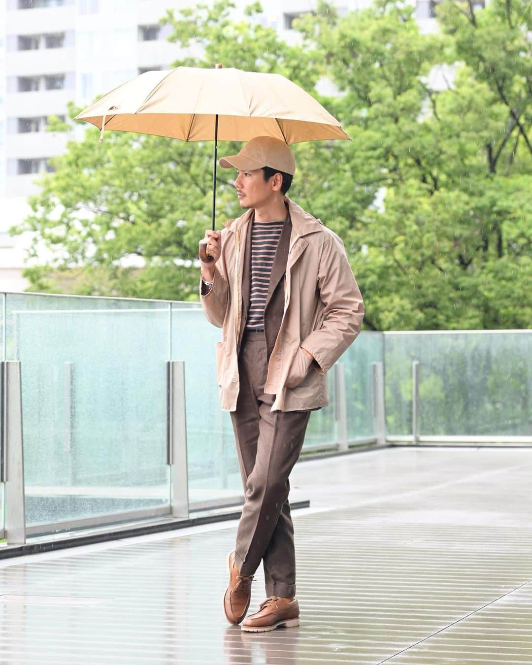 Shuhei Nishiguchiさんのインスタグラム写真 - (Shuhei NishiguchiInstagram)「"Rainy Day Story"◀︎◀︎◀︎8pics ヘビーリネンスーツをドレスダウン。 これぐらい涼しい雨の日が好きだ。  【ITEM】 Outer： 60's vintage of U.S Suit： @alfonso.sirica  Breton Shirt： @saintjames  Cap： @helen_kaminski  Shoes： @jmwestonofficial  Watch： @cartier 80's. Umbrella： @beams_f   #beamsf #suitstyle #classicmenswear #vintagewatches #preppyfashion #takeivy #frenchivy #ootdmen」5月23日 22時43分 - shuhei_nishiguchi