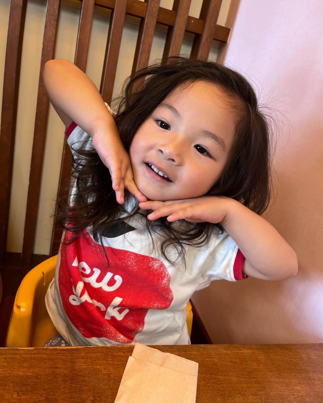内田啓介のインスタグラム：「Birthday Girl♥️ 3y✌🏾👆🏾 とりあえず早すぎて引く。」