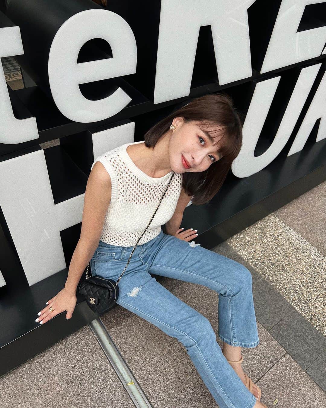 Kerinaのインスタグラム：「前幾天經過信義誠品前這個招牌時 聽朋友說才知道原來信義誠品只到今年底就要熄燈了 趕緊跟它拍幾張留念一下🙈  還記得2020五月敦南誠品要關門前的最後一天 我還有去現場一起倒數跟它說再見 畢竟那裡真的是數不清的學生時代回憶🥲  上衣/褲子 @anirek_official 涼鞋 @gracegifttw  #薛妞聯名鞋 #gracegiftxkerina」