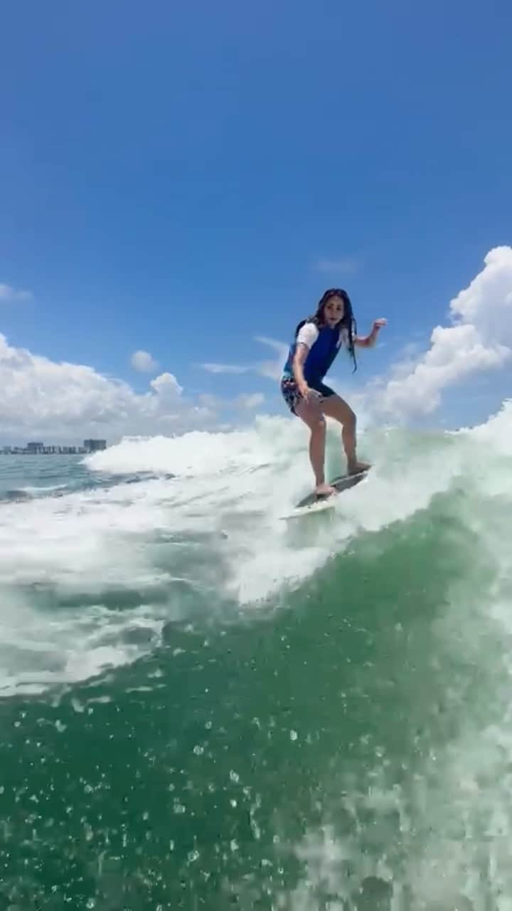 シャキーラのインスタグラム：「Si no hay olas se hacen!」