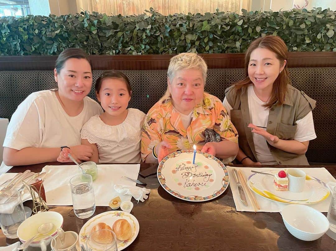 井上貴子のインスタグラム：「@kaomeshi   マネージャー田口氏 なんと！還暦！！！  全然見えないけどね  色んな値引きとかあるんじゃん 知らずに正規のお金払っちゃうところが かほちゃんなんだけどねー（笑）  これからも健康に気をつけて 詐欺に合わないように気を張って  毎日 自由に楽しく笑って感謝して過ごしてください  そしてアタシには いつもどーり尽くしてね^ ^  このメンバーに天使ちゃんが加わって 平均年齢をグッと下げてくれたね  また来月逢おう🩷  おめでとう🎉かほちゃん  Happyで^ ^  プロフィール画面に記載のURLより 通販サイト「神取屋」に飛べます^ ^  #井上貴子  #LLPWX #大谷くんがんばれ #女子プロレス #デビュー35周年 #田口かほる #かほちゃん家deめしくい亭 #ウェスティンホテル東京  #べにおとひおんのインスタ見てね #haoming #https://www.youtube.com/c/takacoinoue  #cacatocacat #LLPWX通販サイト神取屋 #感謝」