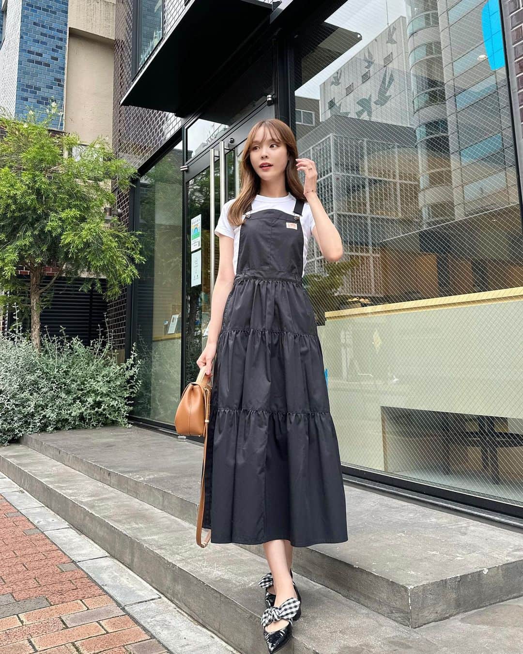 磯田 ひかる(Hikaru Isoda) のインスタグラム：「こんばんは🌛 東京は今日1日雨でした☔️ なんかねむーい1日でした🥱  この日はサロペットワンピコーデ♡ これトップス部分取り外してスカートにもできる2way🫶  白Tは夏の定番アイテム🍉  【着用アイテム】 Tops @uniqlo_jp  クルーネックT（半袖） ¥1,500  Dress @classicalelf_official  2wayティアードサロペットワンピース（スカート部取り外し可） ブラックMサイズ ¥3,999税込  Shoes @dianashoespress  Bag @polene_paris   ------------------------------ picaru：162cm / 骨格ウェーブ 1st ブライトスプリング 2nd ブライトサマー  大人可愛いスタイルアップコーデ ヘアメイクを合わせた トータルスタイリングを提案🤍  不定期にストーリーで ファッションお悩み相談募集中🥰 ------------------------------  他の投稿を見る→【@picaruuu】」