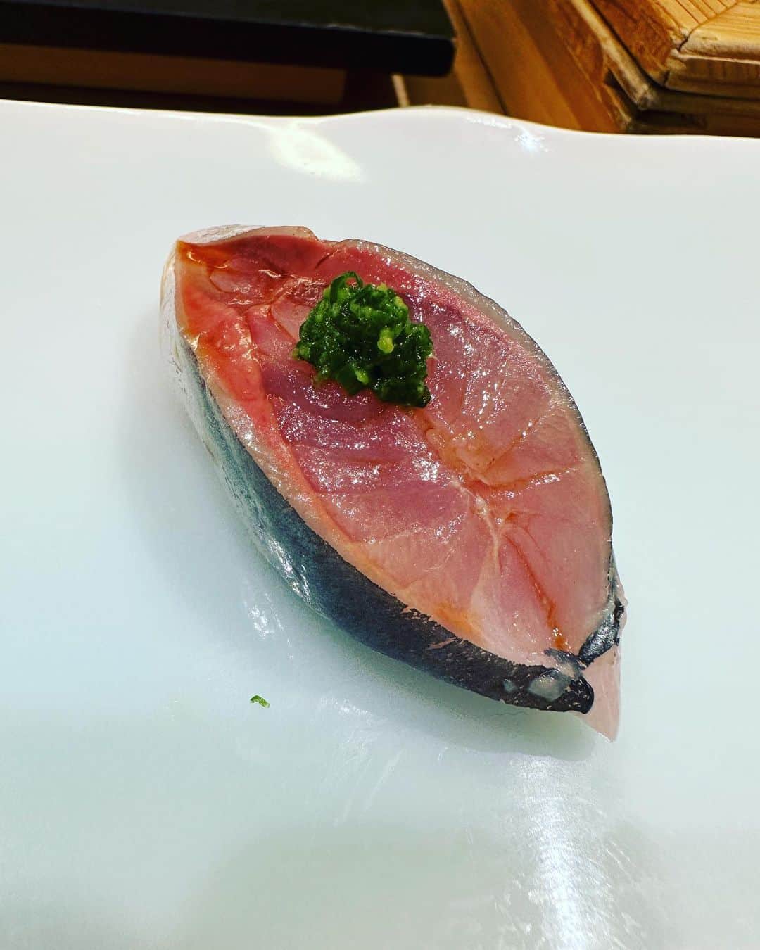 秋元康さんのインスタグラム写真 - (秋元康Instagram)「#日比谷#ミッドタウン#鮨#なんば   舎利と種を1℃単位で調整しているだけあって、技ありの鮨。 最後のお寿司の“隠れメニュー”、「オムライス」最高です。」5月23日 22時50分 - yasushi6057