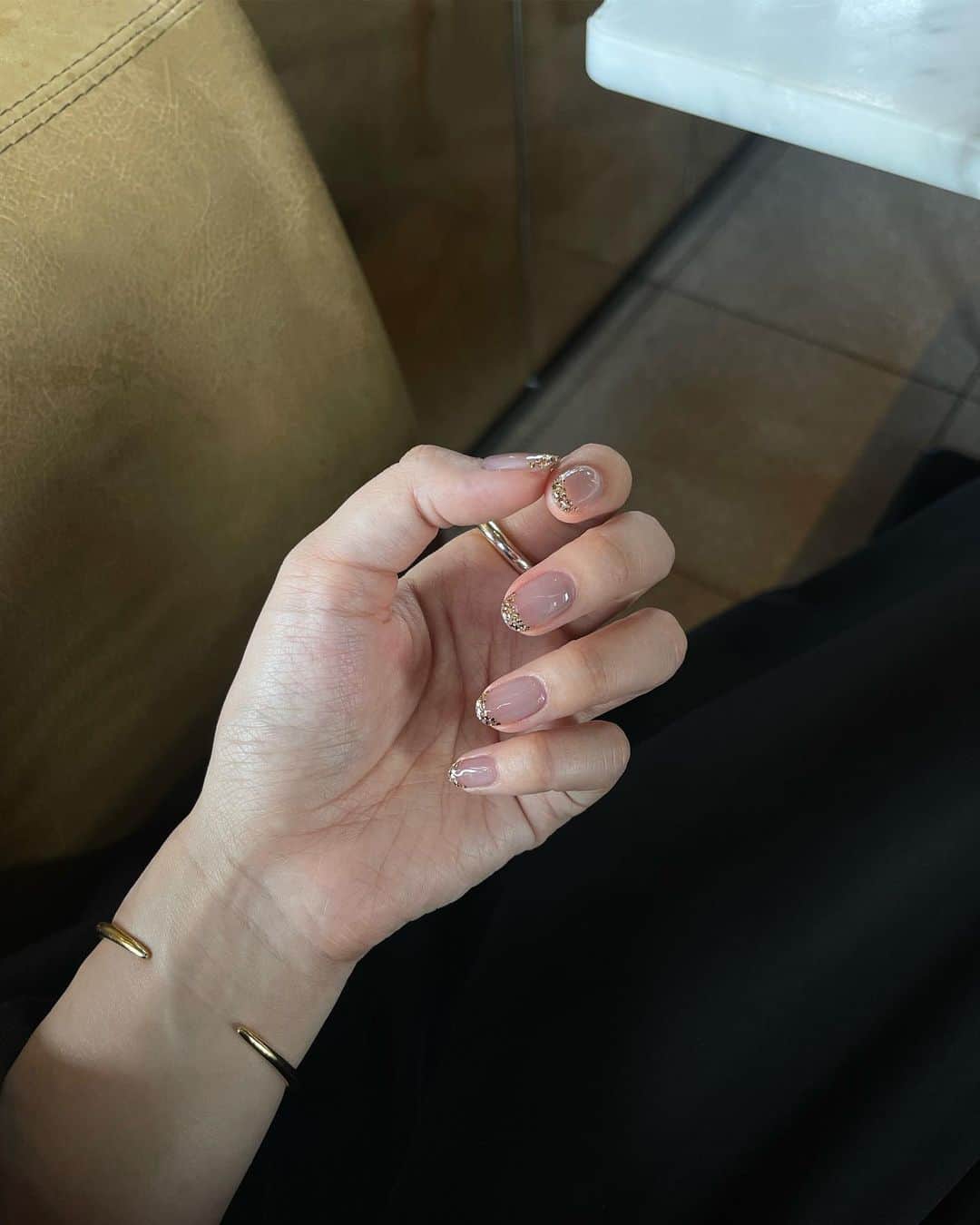 のインスタグラム：「new nail  最近はフレンチネイルにハマりまして。♡ 今月は、細かなゴールドのパーツを並べたデザインに  ベースの色も、ただのクリアではなく ゴールドフレンチが引き立つようにブラックとピンクベージュを混ぜて オリジナルカラーを作ってもらいました。🤍 コントラストが美しい  いつもありがとうございます💎 @___k_e_i___._」