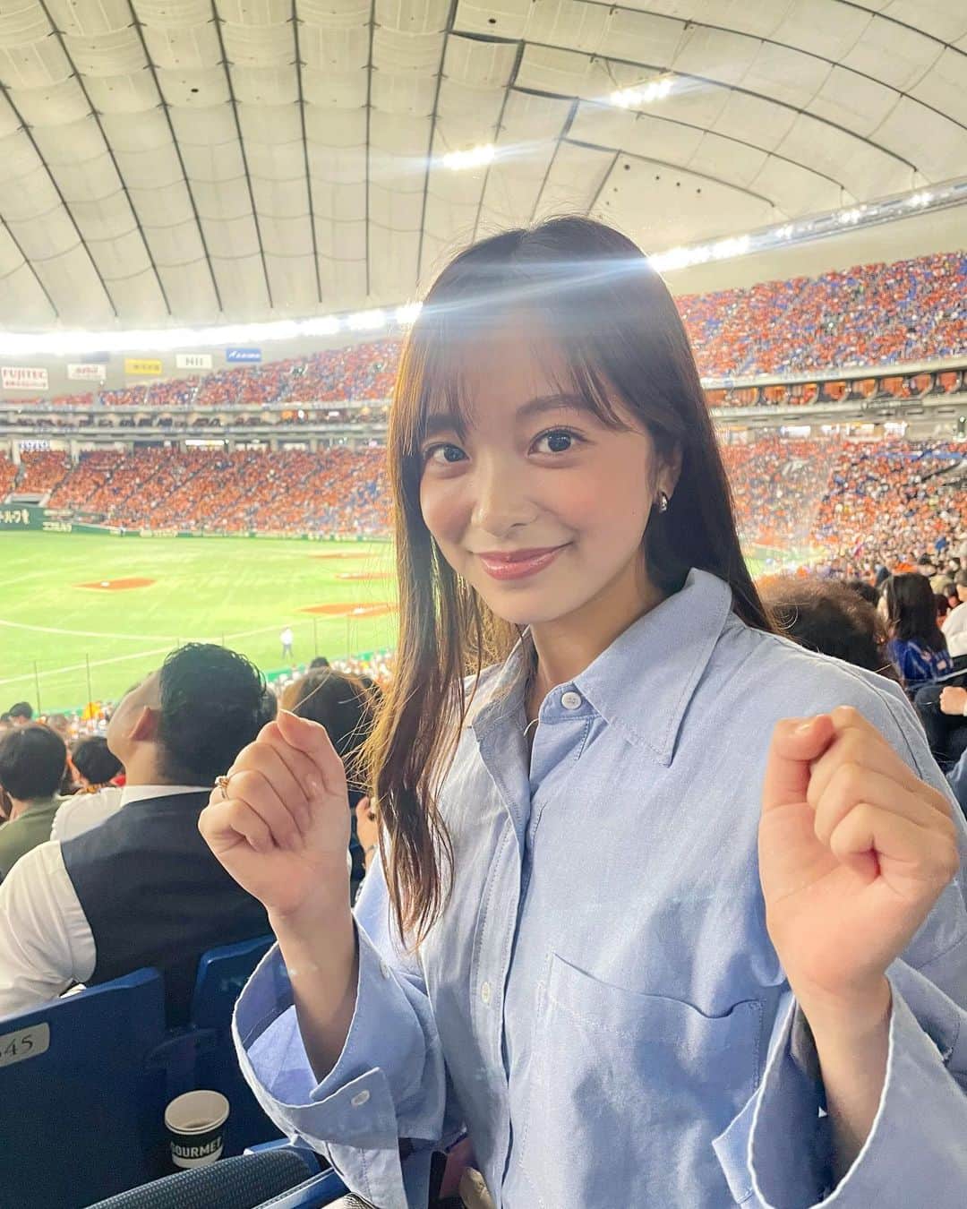 菊池柚花のインスタグラム：「. . . 今日も今日とて野球観戦⚾️  東京ドームで【巨人vs横浜DeNA】の試合を観てきました〜！  平日だけど、球場はたくさんのお客さんでいっぱいに👀 巨人のユニフォームが配布される日だったので、一塁側はオレンジ色に染まっていました🧡  佐野恵太選手の2安打も、しっかり目に焼き付けてきました！ さすがは明治大学の先輩です👏🏻  今日はあいにくのお天気でしたが、球場の熱気と母校パワーで心が晴れました☀️  #柚花の野球観戦memo」