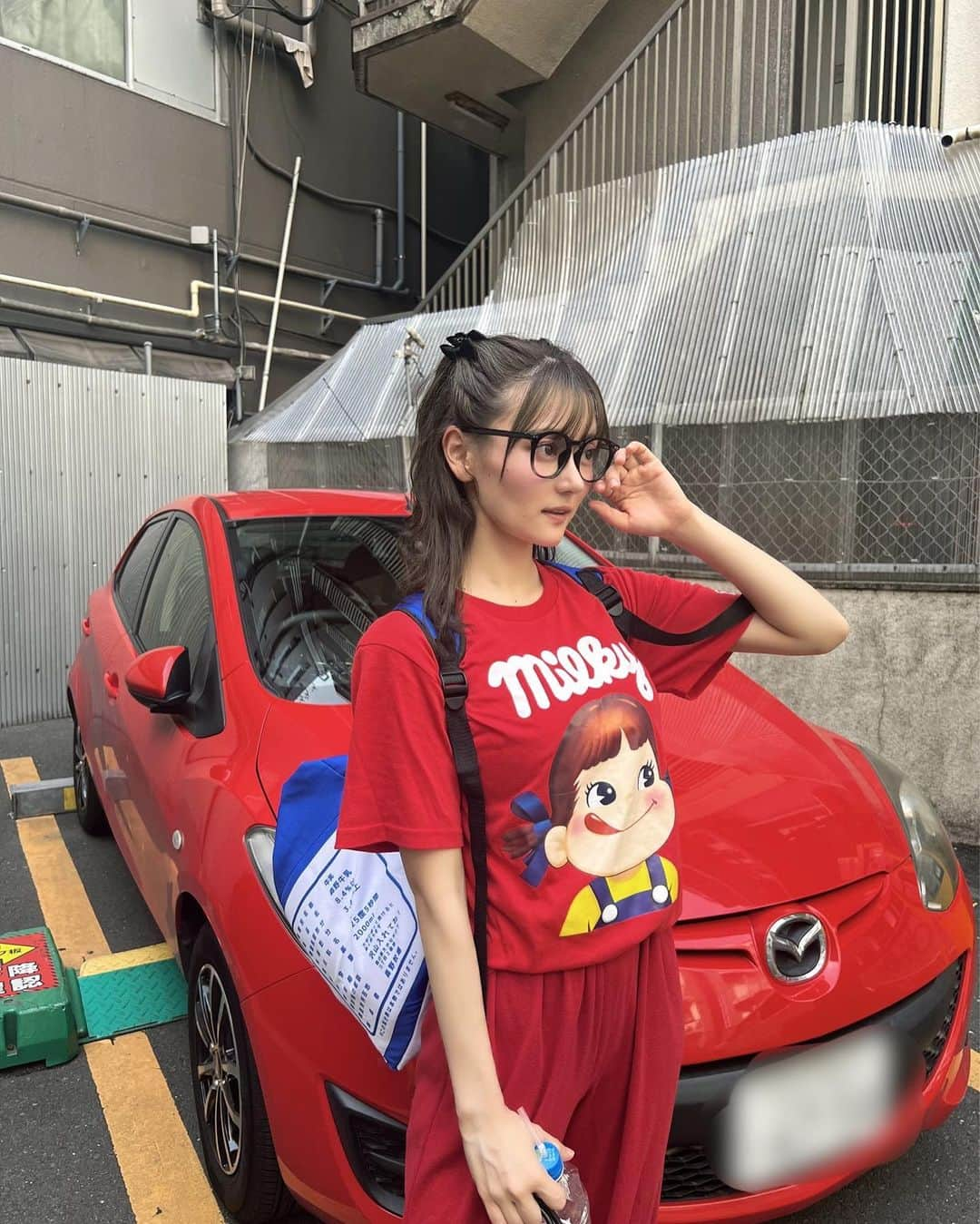 石綿日向子さんのインスタグラム写真 - (石綿日向子Instagram)「🐄🥛  2枚目のかおは あくまでも見せたいのは 真っ赤コーデですけどの表情🍅  #ペコちゃんグッズ  #赤コーデ  #牛乳バック」5月23日 23時05分 - hinako_ishiwata