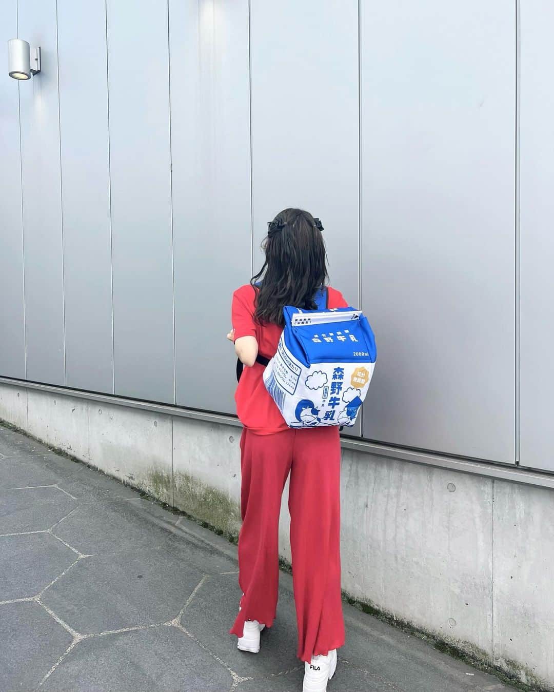 石綿日向子のインスタグラム：「🐄🥛  2枚目のかおは あくまでも見せたいのは 真っ赤コーデですけどの表情🍅  #ペコちゃんグッズ  #赤コーデ  #牛乳バック」