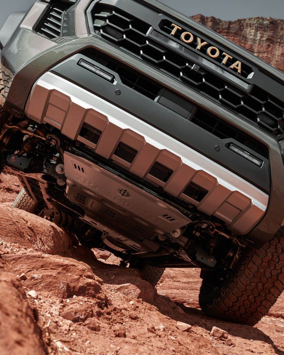 toyotausaさんのインスタグラム写真 - (toyotausaInstagram)「Built from the ground up to tackle your toughest adventures, the all-new 2024 #Tacoma #Trailhunter comes standard with an Old Man Emu® suspension for the rough trails ahead. #LetsGoPlaces」5月23日 23時01分 - toyotausa