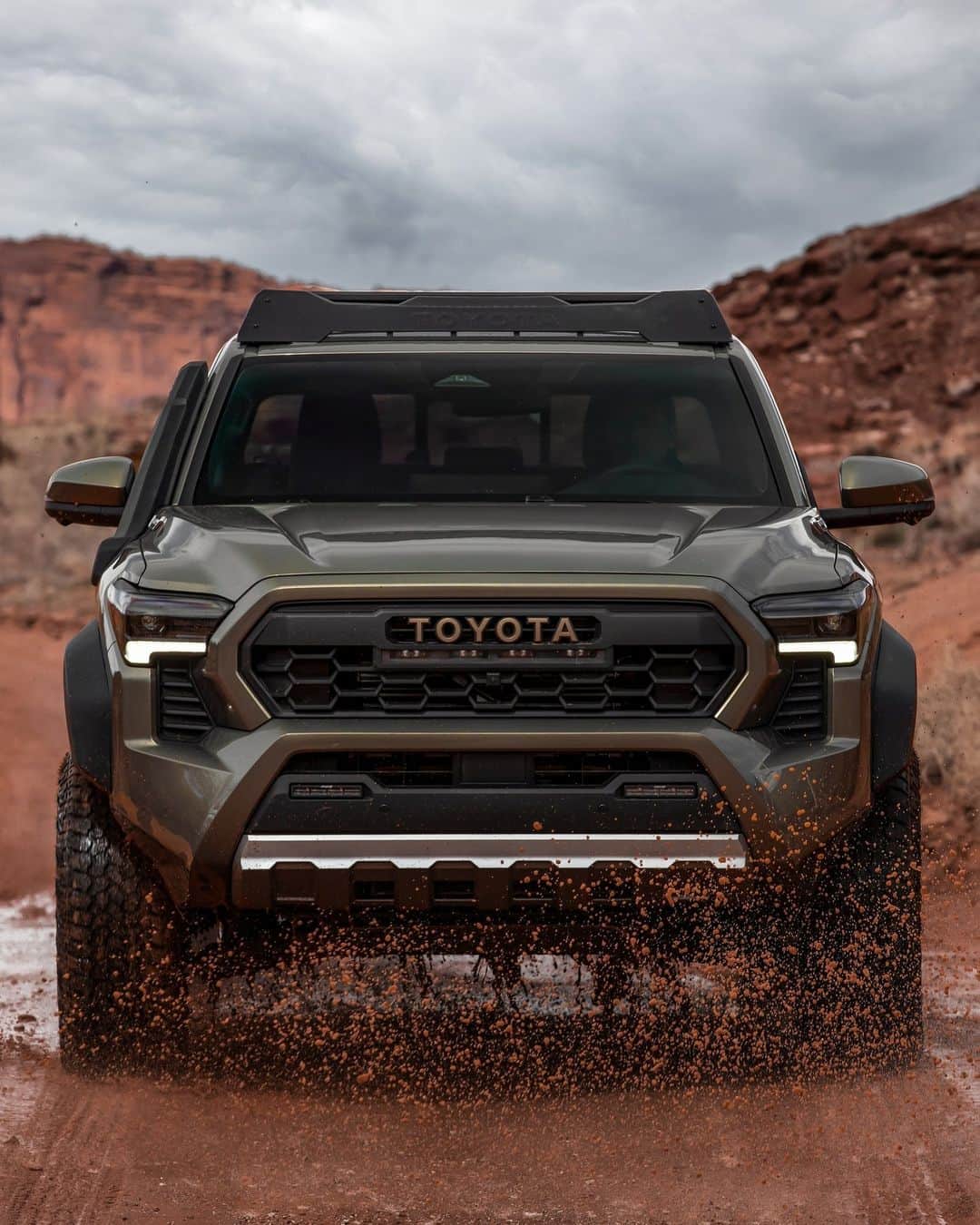 toyotausaさんのインスタグラム写真 - (toyotausaInstagram)「Built from the ground up to tackle your toughest adventures, the all-new 2024 #Tacoma #Trailhunter comes standard with an Old Man Emu® suspension for the rough trails ahead. #LetsGoPlaces」5月23日 23時01分 - toyotausa
