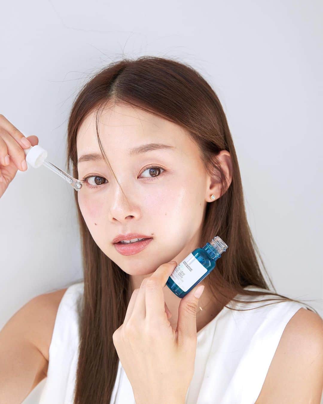 吳斐莉のインスタグラム：「我覺得我最近一直處於一個很尷尬的時期～ 有點在意細紋，但又不是很想去在意 畢竟我也是想像自己變成一個 滿臉皺紋的老婆婆 應該滿可愛的吧?🤣  但現在才 35 歲 想這些好像還太早 所以平常產品還是選有抗皺的 我要再慢慢變老🥹  #理膚寶水 #B5彈潤修復精華  也就是 #B5小藍瓶 是醫美級抗老修復精華 經過國外最新臨床實驗數據 有細紋-51%讓人驚豔的效果外 敏感肌也能安心使用👍🏼  成份當然有最優秀的⋯ 高濃度5%維生素原B5 幫助肌膚修復老化、改善細紋  還有抓水達人「玻尿酸」 以及高純度95%積雪草苷 從肌膚深層加強緊實度 輕推上臉搭配向上拉提按摩 尤其外出一整天回到家後保養放鬆 真的很享受～😚  而他們抗老系列推出新產品囉~ #B5彈潤修復多效撫紋眼部精華 而且這罐還有冰珠按摩頭 yo 是首支敏感肌適用 搭配醫級鋼球塗抹冰珠的眼部精華 所以又叫 #B5冰珠  一邊按摩一邊注入精華液💧 現在天氣熱用冰珠很舒服又方便 最棒的是質地非常清爽 搭配冰珠按摩眼周能讓精華液很快被吸收 使用起來覺得眼周肌膚好像有變得更緊實！  兩支搭配使用1+1彈潤透亮 最容易透漏年齡的眼周也不放過！ 就是要讓你即使特殊美容之後 也能安心使用😎 又同時兼具撫紋緊緻的效果 yo  現在有優惠快去逛逛吧 momo👉https://reurl.cc/jlbvay 蝦皮👉https://reurl.cc/b949p3  #抗老科技源自全球NO1醫美品牌 #首創醫級眼周冰珠 #彈潤透亮更年輕 #敏感肌適用」