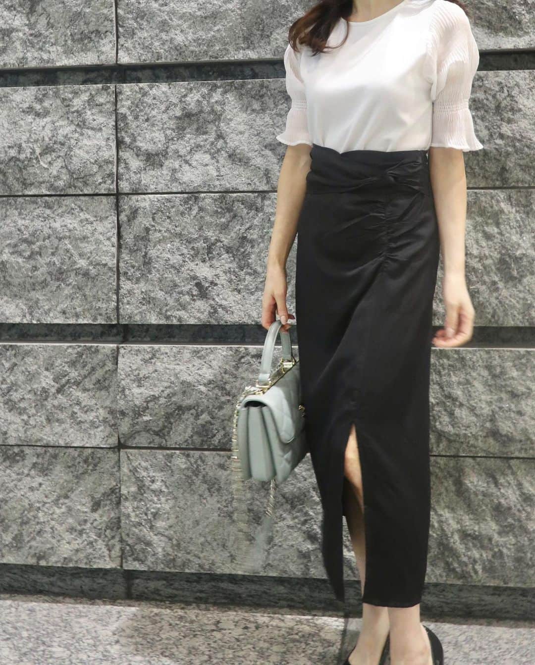 ImotoEtsuyo さんのインスタグラム写真 - (ImotoEtsuyo Instagram)「黒のスリットフロント ミディスカートが届きました。  ・ こちらは  @saturdayclub のもの。  洗練感のあるブラックミディスカートは 何にでも合わせやすくて たくさん出番がありそう。 ・ 私は身長163cmで サイズはSを着用しています。  ☑️クーポンコード➡︎『SAL10』 こちらのクーポンコード利用で ウェブサイト全品から10%オフ  ☑️おひとり様１回限り有効  ☑️2023年5月末日まで利用可能  ☑️日本ウェブサイトでのみ利用可能(https://saturdayclub.jp/ja/6-new)  @saturdayclub   #fashion  #コーデ  #ワンピース #白ワンピース  #キレイめコーデ  #シンプルコーデ  #大人可愛い  #ootd  #アラフィフ #bag ➡︎ @chanelofficial #chanel」5月23日 23時13分 - bisuhada