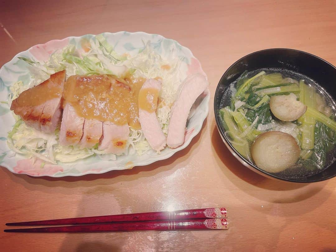 田中亜弥さんのインスタグラム写真 - (田中亜弥Instagram)「【食事"制限"ではなく食事"管理"】  夜遅い食事の時は、炭水化物は食べずにお肉や魚などのたんぱく質とお野菜中心に🙆‍♀️  肉の油はできるだけ取って食べますが、魚の油は体に良い油なので、意識的に摂取するようにしてます✌️  また、トレーニング後は夜遅くても炭水化物を少し入れたりします✨  もちろん昼間はしっかり炭水化物を食べます👍  炭水化物とたんぱく質をちゃんと食べたほうが筋肉の回復が早いです☺️  体づくりは食事"制限"をすることではなく、必要な栄養素をバランスよく摂取できるように食事"管理"することが大切です✨  #筋肉飯  #ダイエットレシピ  #ダイエットメニュー  #高タンパク低脂質  #バランスよく食べる  #食事管理  #三大栄養素 #pfcバランス  #体が喜ぶごはん  #筋トレ #パーソナルトレーニング #パーソナルトレーニングジム  #パーソナルジム  #女性専用 #女性専用ジム  #女性専用パーソナルジム  #吉祥寺 #吉祥寺駅 #武蔵野市 #キャンペーン実施中」5月23日 23時07分 - tanakaaya81