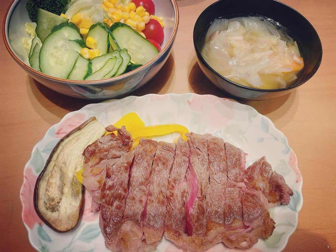 田中亜弥さんのインスタグラム写真 - (田中亜弥Instagram)「【食事"制限"ではなく食事"管理"】  夜遅い食事の時は、炭水化物は食べずにお肉や魚などのたんぱく質とお野菜中心に🙆‍♀️  肉の油はできるだけ取って食べますが、魚の油は体に良い油なので、意識的に摂取するようにしてます✌️  また、トレーニング後は夜遅くても炭水化物を少し入れたりします✨  もちろん昼間はしっかり炭水化物を食べます👍  炭水化物とたんぱく質をちゃんと食べたほうが筋肉の回復が早いです☺️  体づくりは食事"制限"をすることではなく、必要な栄養素をバランスよく摂取できるように食事"管理"することが大切です✨  #筋肉飯  #ダイエットレシピ  #ダイエットメニュー  #高タンパク低脂質  #バランスよく食べる  #食事管理  #三大栄養素 #pfcバランス  #体が喜ぶごはん  #筋トレ #パーソナルトレーニング #パーソナルトレーニングジム  #パーソナルジム  #女性専用 #女性専用ジム  #女性専用パーソナルジム  #吉祥寺 #吉祥寺駅 #武蔵野市 #キャンペーン実施中」5月23日 23時07分 - tanakaaya81