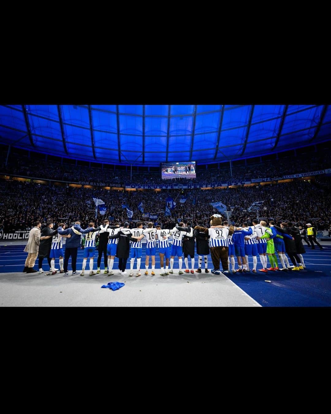 マルヴィン・プラッテンハルトのインスタグラム：「Liebe Hertha-Fans! Ich habe mitbekommen, dass sich einige über meinen letzten Post geärgert haben. Darauf wollte ich kurz eingehen. Ich bin seit 9 Jahren mit Leib und Seele Herthaner.  Darauf bin ich stolz. Nachdem wir in der vergangenen Saison zum Ende mit einem emotionalen Highlight die Relegation überstanden haben, sind wir jetzt leider abgestiegen.  Das tut weh. Und Ihr könnt sicher sein, dass es wie allen Herthanerinnen und Herthanern auch mir unglaublich weh tut. Ich habe deshalb noch nichts dazu gepostet, weil ich selbst noch dabei bin, das zu verarbeiten. Aber nun möchte ich mich aus einem anderen Grund heute an Euch wenden. Ich habe auf meinem Kanal die auch in dieser Zeit wichtigste Person in meinem Leben, meine Frau mit einem Post bei ihrem Projekt unterstützt, was seit langer Zeit geplant war. Das war mir wichtig, weil auch sie immer hinter mir steht. Aber ja, ich verstehe alle diejenigen, die sich über den Zeitpunkt jetzt aufregen. Das tut mir leid. Das hätte ich anders machen können. Aber seid versichert. Ich trage Hertha im Herzen und auch mich beschäftigt die aktuelle Situation sehr. Euer Platte」