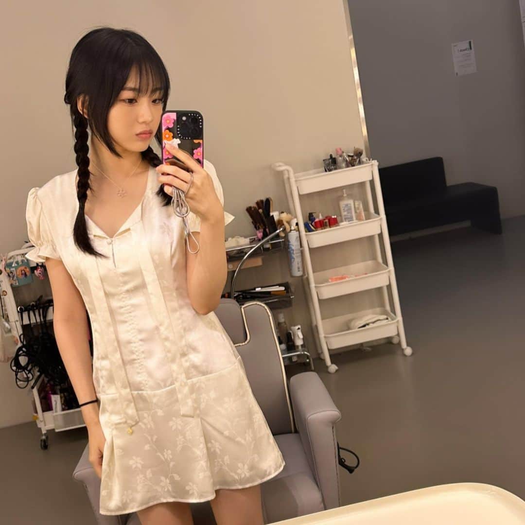 チョ・イヒョンのインスタグラム：「영스트리트 오늘도 감사했습니다🥰 보는 라디오는 이제 25일 목요일이 마지막!! 남은 일주일 목소리 송출 라디오로 함께 하니까요 많이많이 들어주세요🎀💓 병아리 현디 퇴근!!」