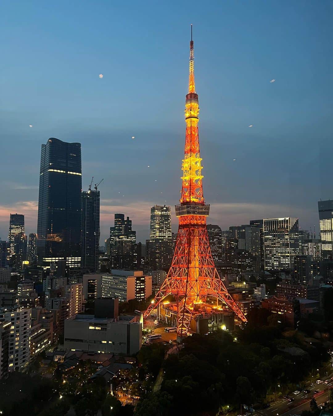 ユビンさんのインスタグラム写真 - (ユビンInstagram)「예쁜 도쿄타워 🗼🗼  #모어리즈 #moreliz  #도쿄」5月23日 23時10分 - u.b1n