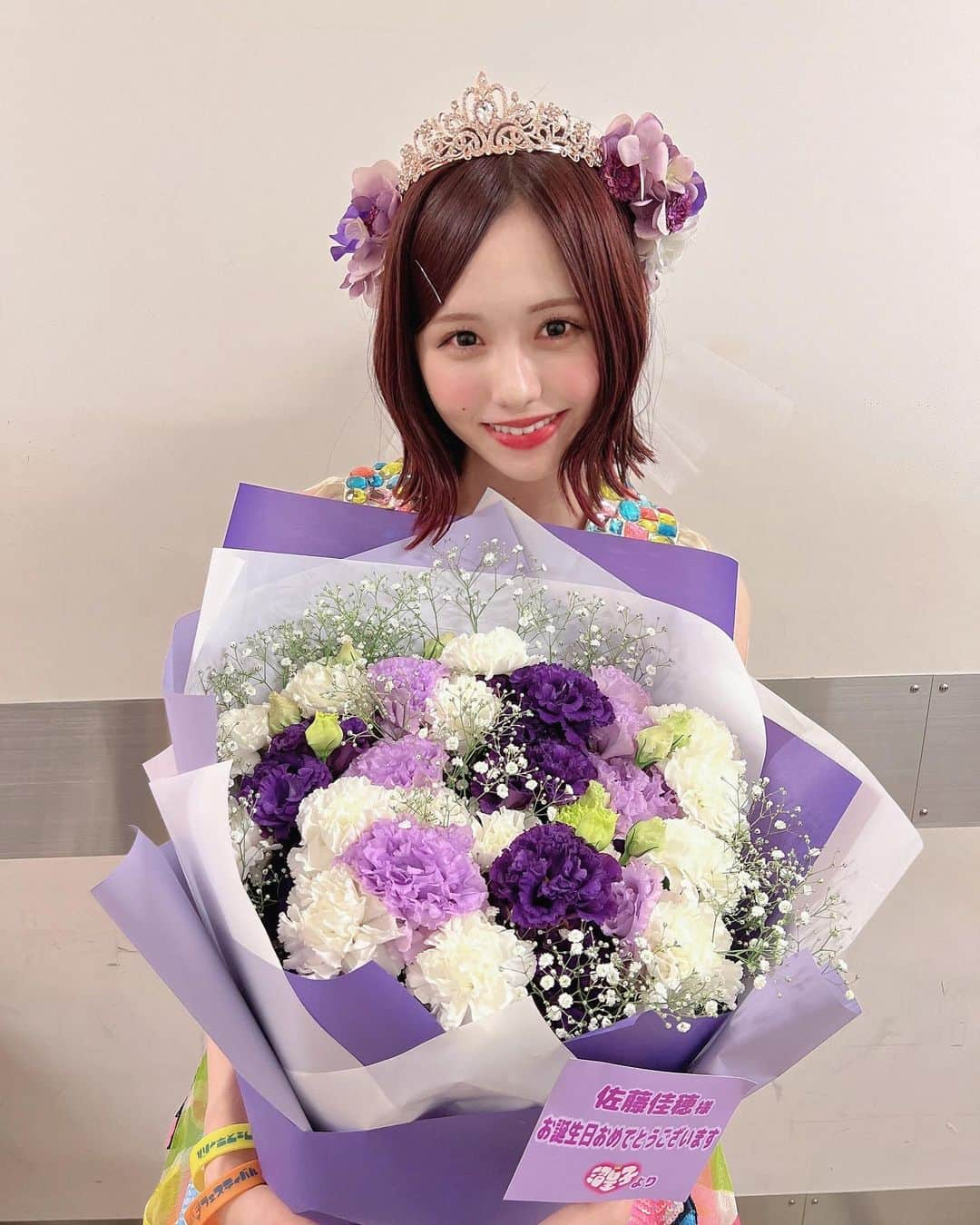 佐藤佳穂さんのインスタグラム写真 - (佐藤佳穂Instagram)「沼皇子の皆様から頂いた花束💐💜 花冠もティアラがついていて 沼姫は喜んでいます👸🏻💜  紫色の花冠憧れてたの〜🥺 ティアラつきで！！しあわせ💓 さすが王子様✨🤭💕   #沼皇子  #皇子は字体が好きだからこっちにしました  #かほりんの王子様  #沼ってついた時だけ皇子」5月23日 23時11分 - biosato_3