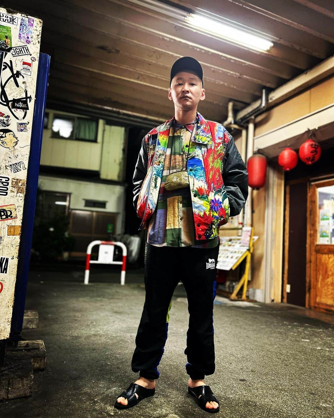 市川刺身さんのインスタグラム写真 - (市川刺身Instagram)「今日の服装。 さっむいさっむい雨さっむい。  ロンTに十四才で購入した柄シャツにもう今季は出番無いかと思われていたMITSUBISHI OILの上着。 お客様が送ってくださったLONSDALEのシャカシャカあったけえ。 無駄づくりの黒帽子に黒の便所サンダル金のがま口。  18時からリモート打合せがあって怯えて何もできなかった。 くたばってスーパー行く道中に高架下のビールケースに携帯置いて撮りました。 6/17の新ネタワンマンみんな来てね。 高架下ありがとう。  #今日着た服 #ファッション #古着 #高円寺 #体力回復 #気合い入れてこう」5月23日 23時12分 - soitsudoitsu