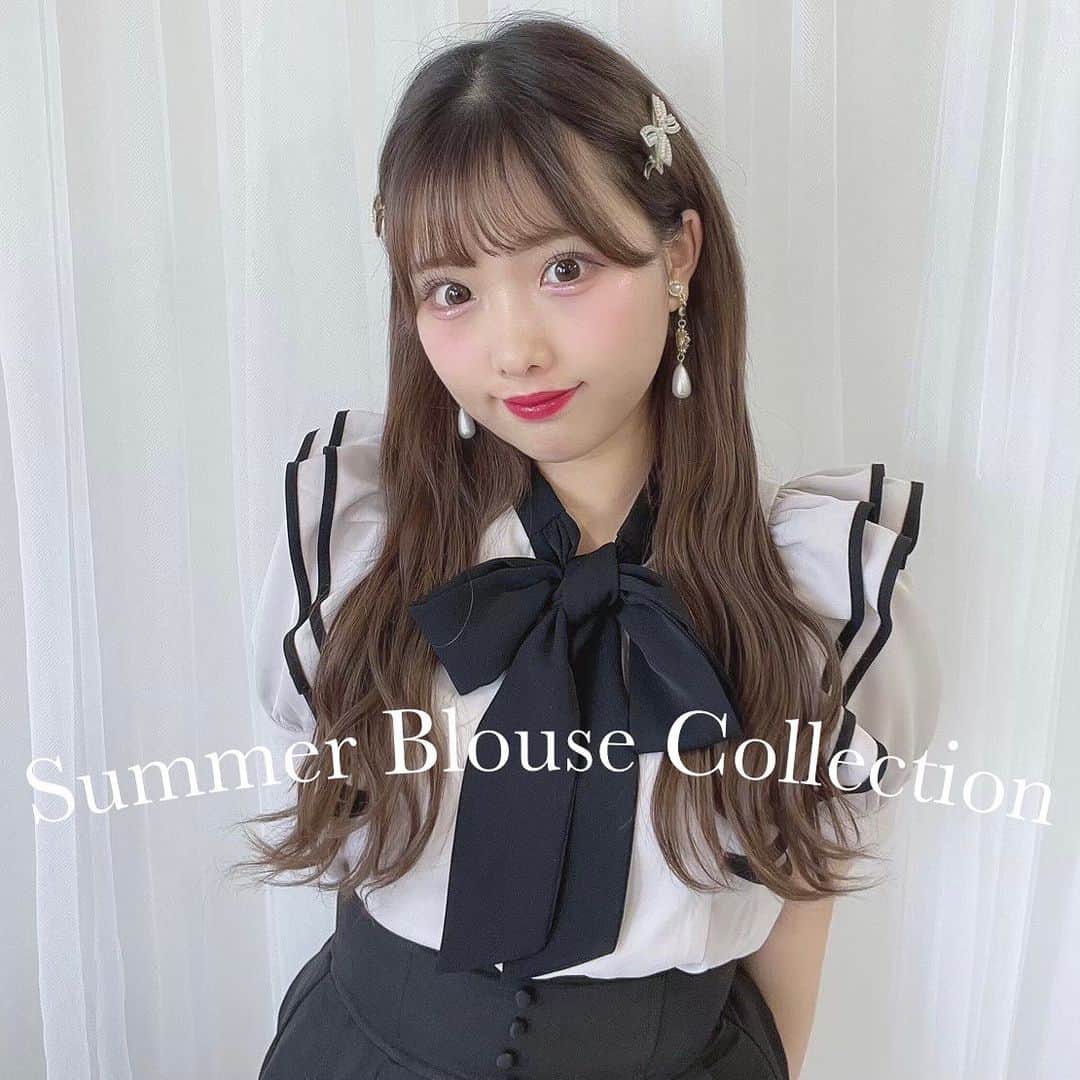 evelyn.coordinateのインスタグラム：「𓊆ㅤ Summer Blouse Collection 𓊇  夏のお出かけに大活躍間違いなしのブラウス🌻🤍  安定で人気のバイカラーや 定番の白ブラウス 夏らしい涼し気なレースや 肩あき、透け感のあるBS 今から秋口まで長く使えるチェック柄など 種類豊富に取り揃えております👒⸒⸒  ぜひチェックしてみてください🪄⸝⸝  #evelyn #エブリン #ガーリーコーデ #甘めスタイル #甘めコーデ #清楚コーデ #可愛い  #girly #feminine #パステル #girl #evelynコーデ #フェミニンコーデ #夏物 #夏服 #夏服コーデ #夏コーデ #summerfashion #ootd」