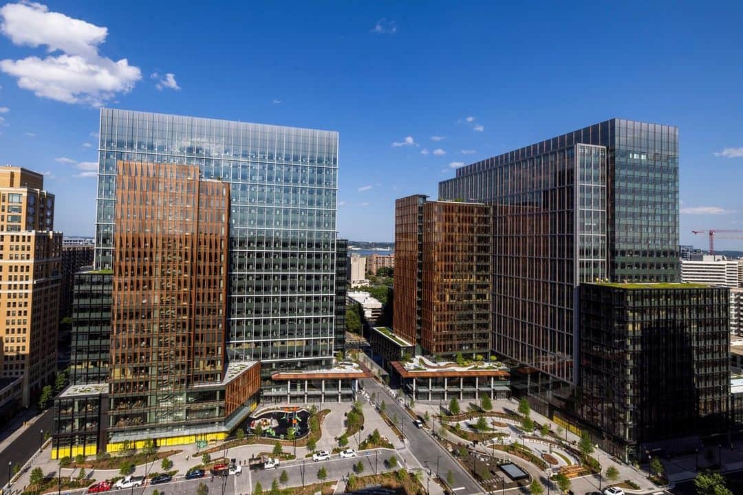 Amazonさんのインスタグラム写真 - (AmazonInstagram)「You saw it here first, folks! 👀 Get an exclusive look inside Metropolitan Park, the first phase of Amazon’s HQ2 in Arlington, Virginia.    This world-class office space will not only bring 25,000 Amazon jobs by 2030, but will benefit the wider Arlington community with a new public park 🌲, locally owned small businesses 🛍️, improved neighborhood connectivity 📶, and other amenities.   Swipe 👉 to take a peek, and come on by to say “hi” if you’re in the area!」5月23日 23時14分 - amazon