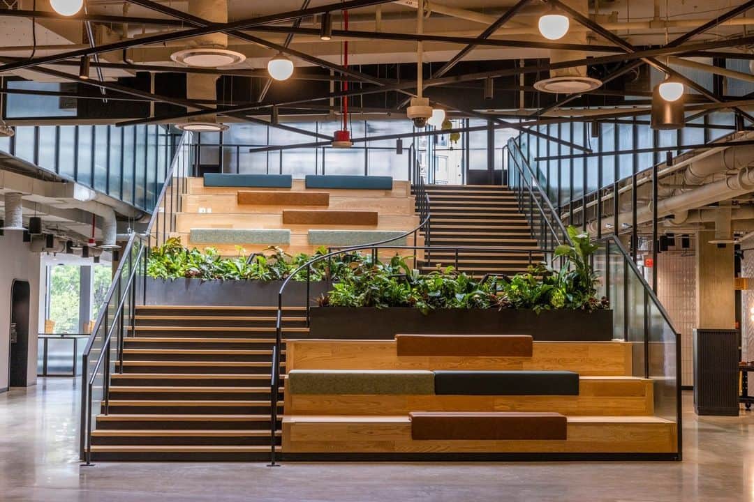 Amazonのインスタグラム：「You saw it here first, folks! 👀 Get an exclusive look inside Metropolitan Park, the first phase of Amazon’s HQ2 in Arlington, Virginia.    This world-class office space will not only bring 25,000 Amazon jobs by 2030, but will benefit the wider Arlington community with a new public park 🌲, locally owned small businesses 🛍️, improved neighborhood connectivity 📶, and other amenities.   Swipe 👉 to take a peek, and come on by to say “hi” if you’re in the area!」