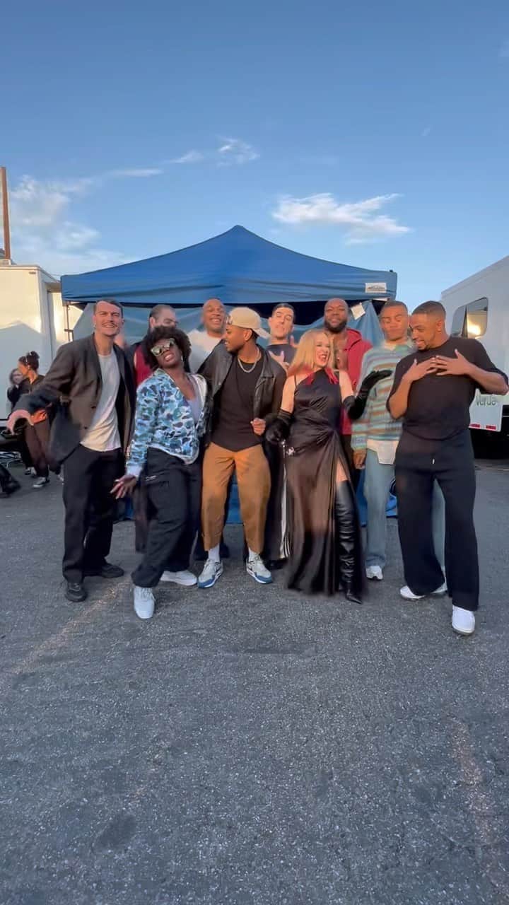 カイリー・ミノーグのインスタグラム：「After our performance on @americanidol 🥰...these amazing dancers SMASHING the lyrics... PADAM PADAM 😂 LOVE!!!!」