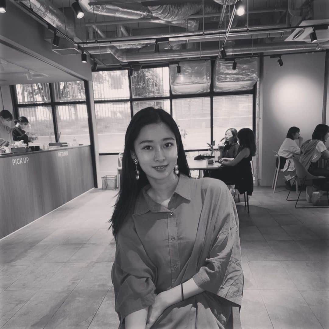 のインスタグラム：「. 久しぶりに友達とカフェ巡りしたときの🤭☕️𓈒 𓂂𓏸」