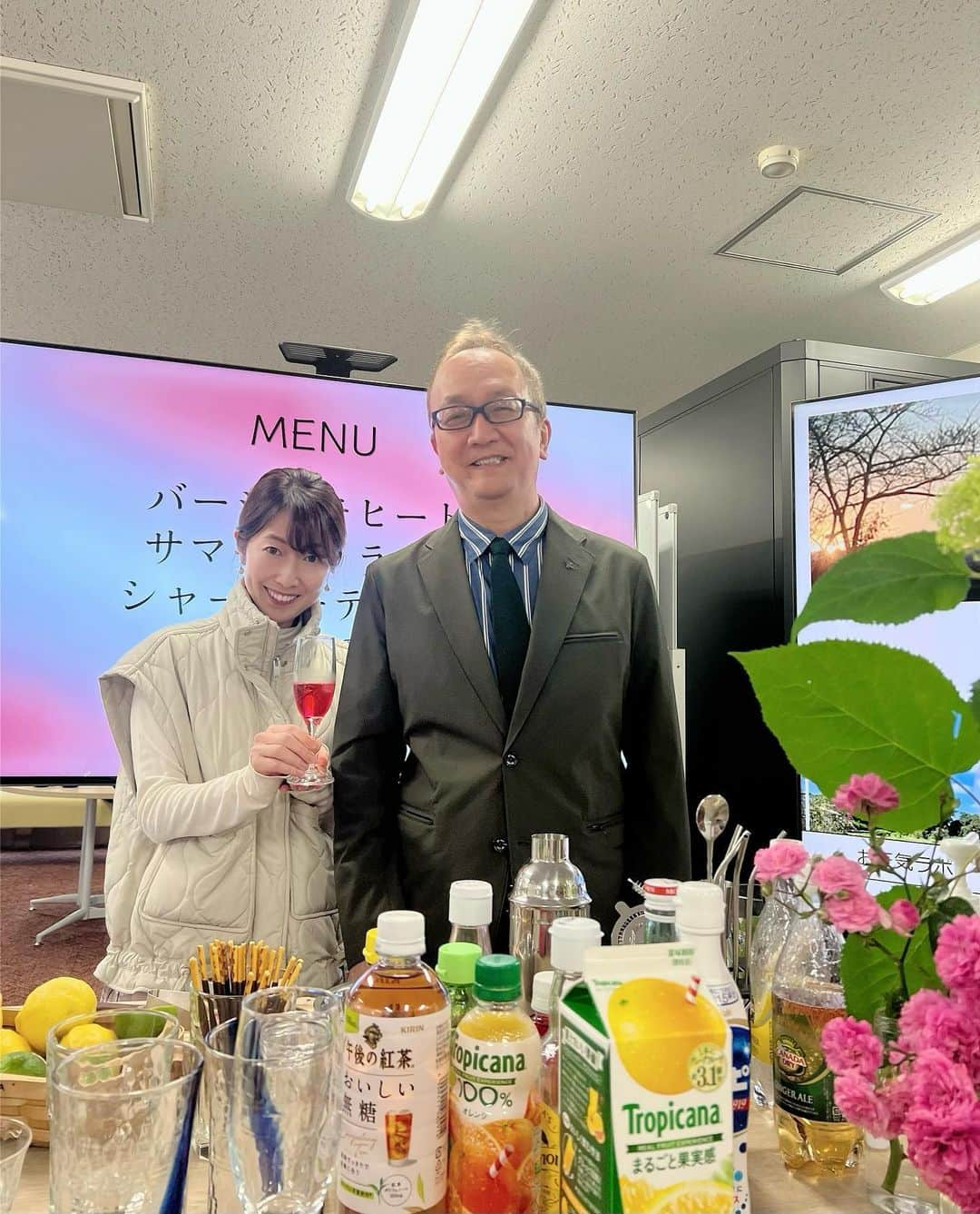 池辺愛さんのインスタグラム写真 - (池辺愛Instagram)「とあるバーに行ってきた…  わけではなく、東京学芸大学内のいつものシェアスペースに突然バーが現れたのです🤩  バーテンダーは、我らがまっちゃん！ 東京学芸大学 副学長の松田恵示先生。 （子どもも大人も職位も関係なく、対等な立場で推進していく国際共創プロジェクト内ではみんなが’まっちゃん’と呼んでます😉）  このバーは、「学び」と「遊び」はシームレス、をテーマに活動しているExplaygroundが開催！ 私もサマーデイライトというカクテルをご馳走になりました🍸 美味しかった🥰 （ちなみにノンアルです。でも酔ったような気がする😂）  学長もふらっと寄って下さり、学長と学生が語り合うというなかなか普段はない時間も自然と生まれました✨ 場があり、出会いがあり、また新しいもの（発想）が生まれて、夢中になって遊んでいるうちに気がついたら学びになっている…⭐️  子どもも大人もそんな学びがたくさんあるときっと豊かになれる。  #東京学芸大学　#explayground  #学びと遊びはシームレス　#教育　 #ヘイバーテンダー」5月23日 23時30分 - aiikebe