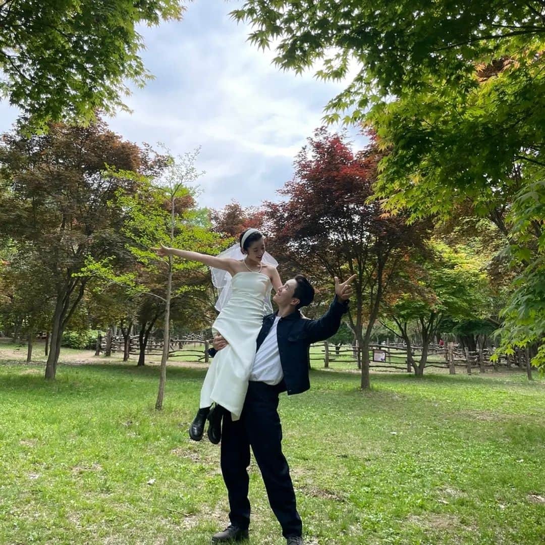 シム・ヒョンタクのインスタグラム：「사야..(　＾∀＾) 나는 이 사진이 좋아..( ´;ﾟ;∀;ﾟ;) #사야 #심형탁 #결혼 #셀프 #웨딩 #촬영」