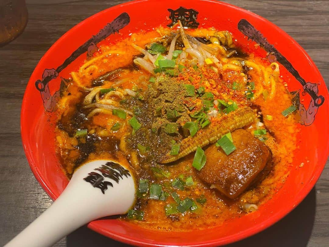 AYASAさんのインスタグラム写真 - (AYASAInstagram)「🍜🔥 〜消滅した赤を取り戻せキャンペーン〜 赤の補充その②  久しぶりの中本&一蘭以外の赤も❤️ こちらは昨年夏に食した鬼金棒さん👹 鬼金棒さんかなり久しぶりだったけどこれはこれでまた旨し❤️ 次回はカラシビどちらも鬼増しに挑みたい所存👹👹 ・ 🍜 #カラシビ味噌らー麺  #カラシビ増し増し  ・ ・ #カラシビ味噌らー麺鬼金棒 #鬼金棒  #健康第一激辛党 #横列３つ赤いの揃えるの好き #みんなの赤いのへのコメント見るの楽しい #赤の補充が間に合ってない」5月23日 23時24分 - ayasa_doya