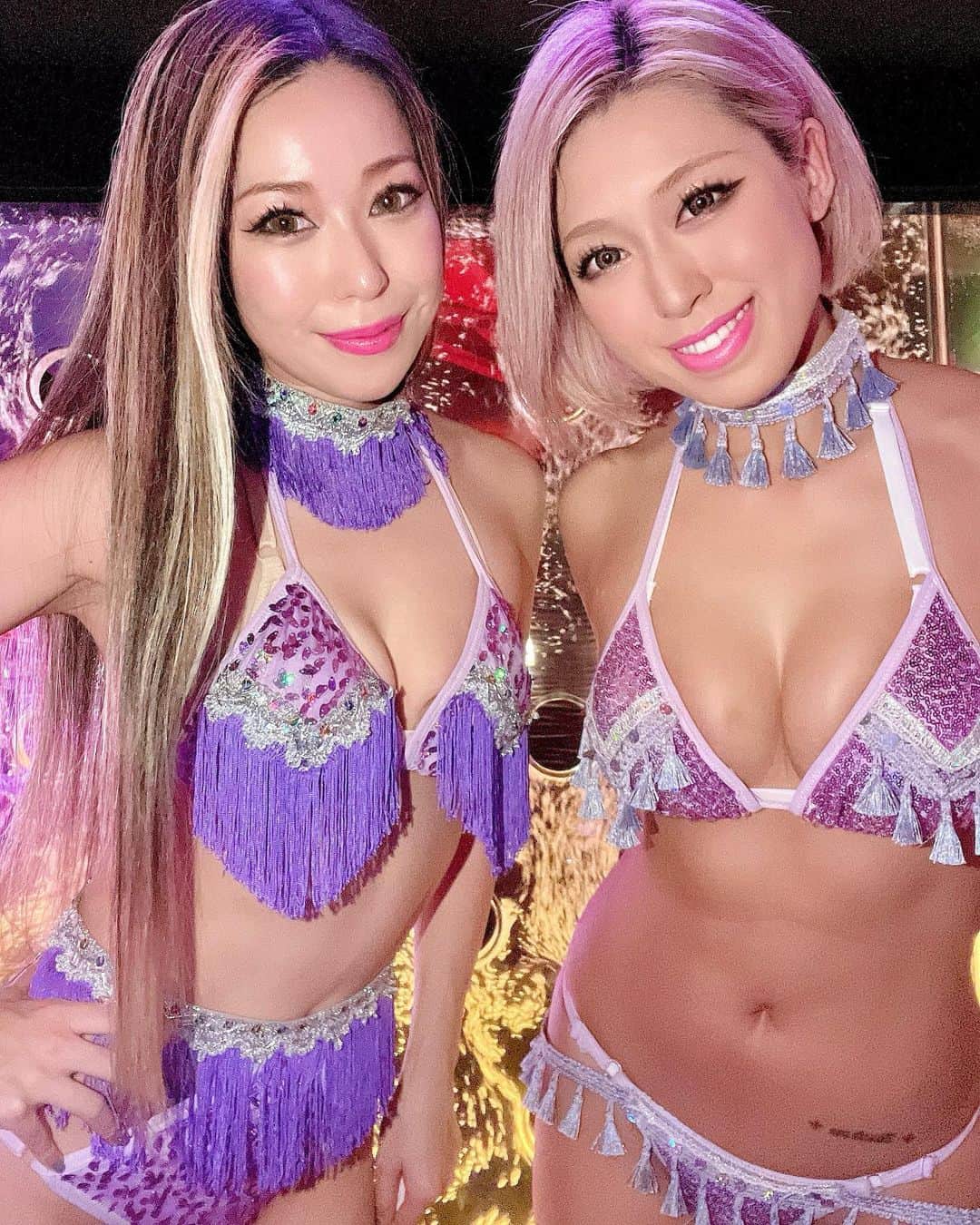 HiyamaKaoriのインスタグラム：「💜🤍💜🤍💜🤍💜 ちょっと違うデザインのパープルスパンコールでお揃い💜  @akari_mimi_teto ちゃんも 5/28 ShowClub桧山屋出演してくれます💜 楽しみ✨✨✨  出演者全員、違うデザインの桧山屋コスチューム着用です💜 ちょっとしたファッションショー的な要素もありますね😊 誰がどんなショーでどんなコスチュームを着るのかも、お楽しみに🤍 まだ若干お席あるので、予約可能です。 DMからも受け付けてます🤍  costume→ @hiyamaya0325   #ビキニ #コスチューム #桧山屋 #紫 #フリンジ #タッセル #bikini  #costume  #purple  #japan  #japanese」