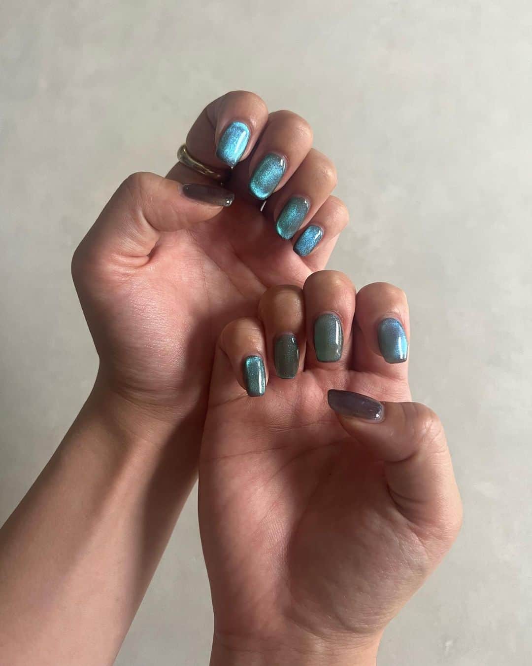 SEIKAのインスタグラム：「♡  見る角度によって色が変わる おに入りのネイル🦋  #nail#nailart#gelnail#Instagood#instalike#l4l#グリーンネイル#ブルーネイル#ニュアンスネイル#うるうるネイル#宇宙ネイル#nuancenail#ちゅるんネイル#夏ネイル#マグネットネイル#ギャラクシーネイル」