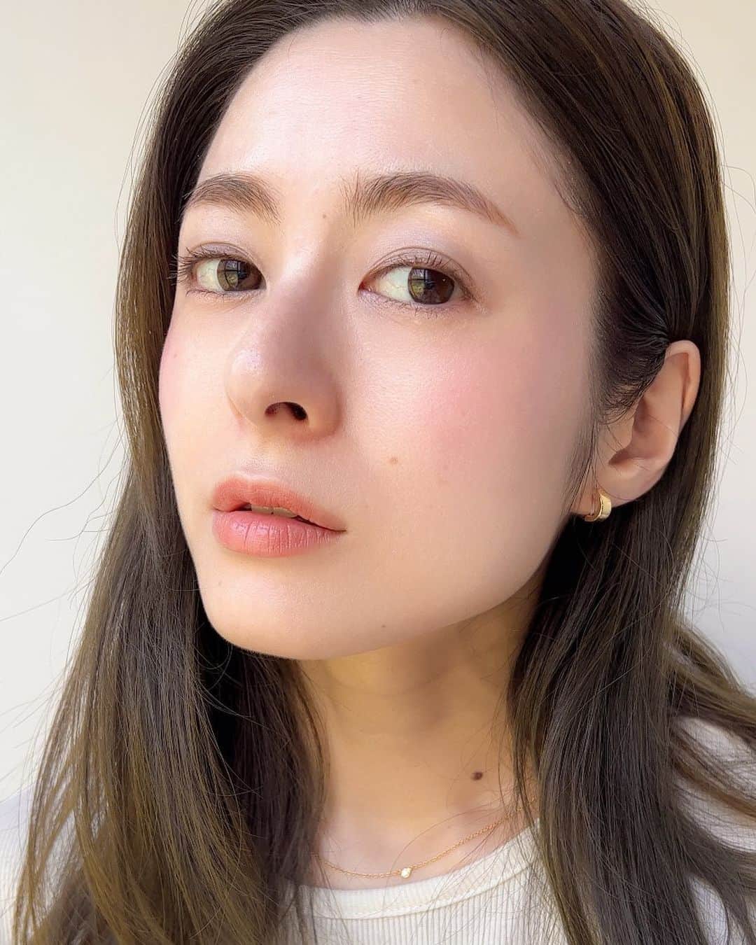 ASUKAさんのインスタグラム写真 - (ASUKAInstagram)「. 気まぐれメイク投稿٩( ᐛ )و  @lunasolofficial の限定パレットとチーク❤️  海に太陽が降り注いだ時の水面のきらめき、 海中に降り注ぐ透き通るような光をイメージした透け感のある発色🫶  ブルーをさっと乗せると透明感増し増し✨  BAさんにおすすめしてもらったのは下まぶたの目頭側にちょっとブルーを乗せると今年っぽいメイクに🫶  え？て最初思ったけど付けてみたらめちゃくちゃ透明感出て良かった🥹✨  クールなメイクにすると顔がキツく見えちゃうのでたっぷりのピンクチークとリップも優しめカラーで甘さを足してます❤️  ☑︎アイカラーレーション EX31 Aqua Reflection  ☑︎デューイベアブラッシュ EX05 Pink Lemonade  #lunasol #アイカラーレーション #アイカラーレーション31 #ルナソルアイシャドウ #アクアリフレクション #beauty #アイメイク #メイク #デパコスアイシャドウ #スウォッチ #アイシャドウ #トレンドメイク #トレンドコスメ  #コスメレビュー」5月23日 23時37分 - a.asuka.a