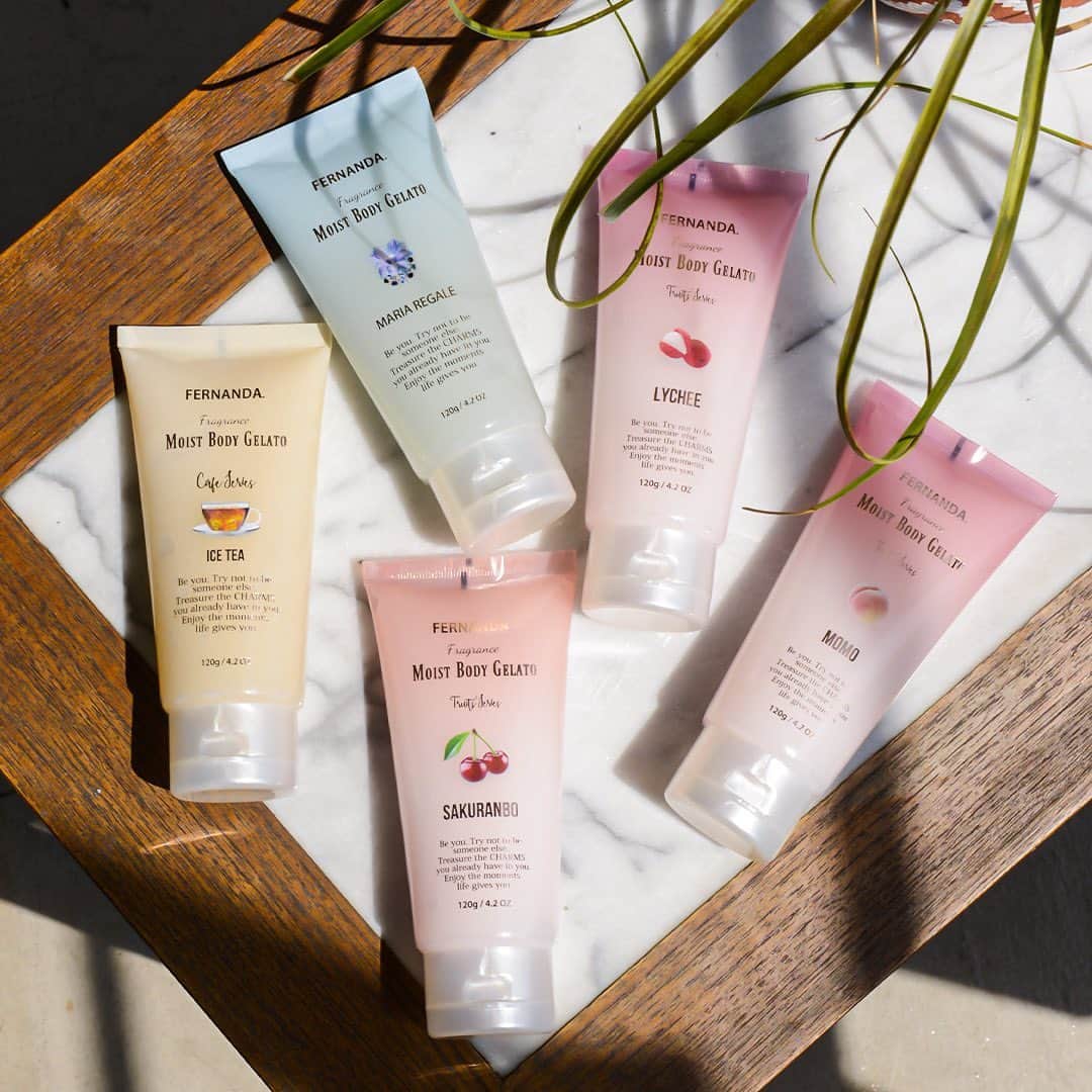 FERNANDAのインスタグラム：「▶︎𝐶𝑂𝑂𝐿 𝑆𝐸𝑅𝐼𝐸𝑆  毎年大人気の2023年サマーシリーズがリリース🌺🌴 汗ばむ季節に大活躍のクールアイテム❄️ 暑さ対策もしっかりしながら香りも楽しめるアイテムが 好評発売中🍉✨  ・モイストボディジェラート ¥1.540(tax in)  ひんやり楽しめる夏のクールボディケア🍉🌻 冷凍庫に入れても固まらず🎐.* すぐ使えるのでお風呂上がりのケアにも最適!! 香りがほどよく残り潤いのあるお肌へ導きます 凍らせて使えばさらにひんやり 気持ちのいい新触感が楽しめます🧊✨  お気に入りの香りで、快適で素敵なサマーシーズンを お楽しみください🍃  ・サクランボ、ピンクグレープフルーツ、ライチの香りは 全国バラエティショップ限定で好評発売中です🌞🌴  #FERNANDA #フェルナンダ #サスティナブル  #fragrance #フレグランス #クールシリーズ #ひんやり #ひんやりグッズ #暑さ対策 #UV #uvケア」
