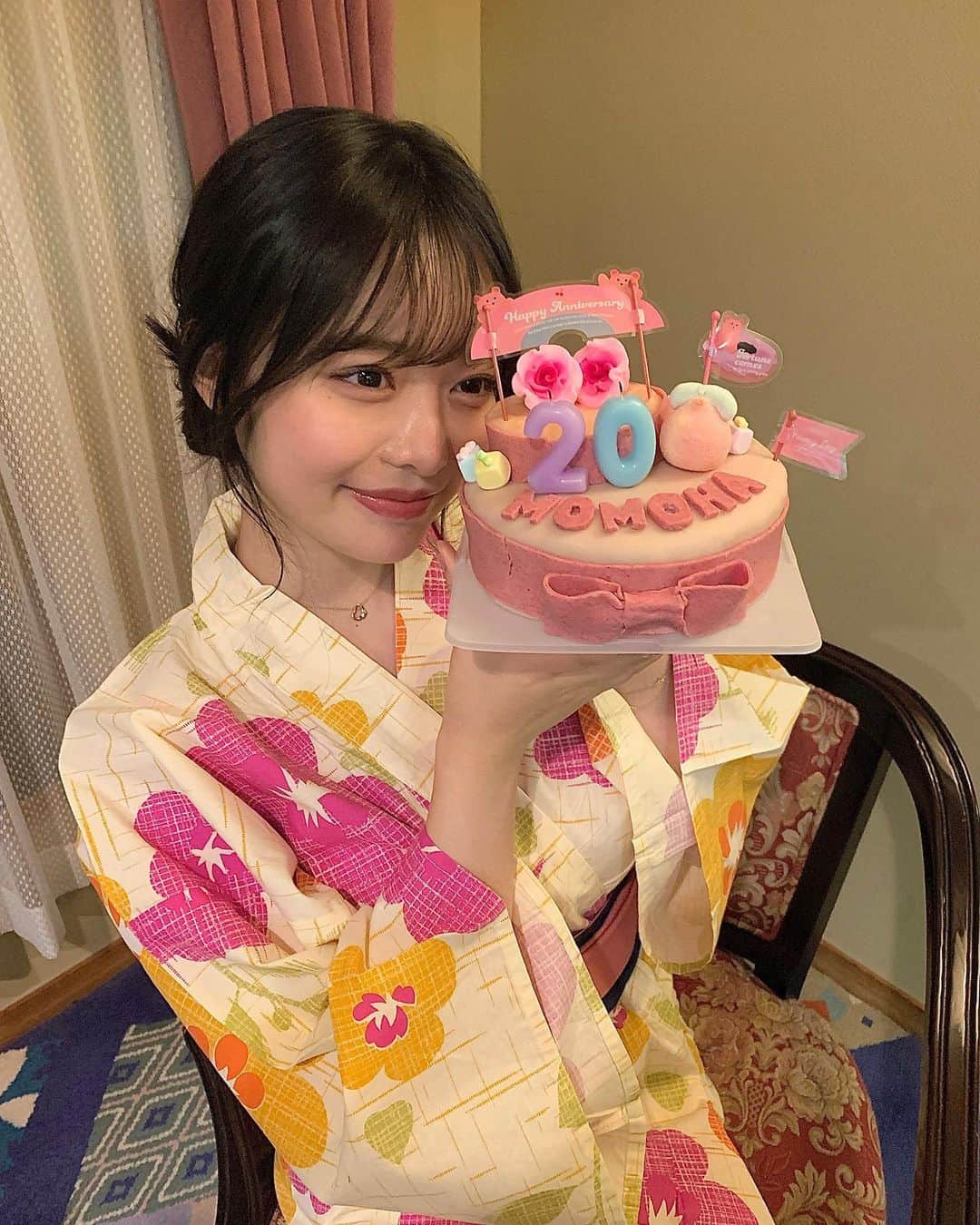 のインスタグラム：「二十歳になりました🍑  多くの人に支えられ、愛情をいただき 今日を迎えることができました✨ まだまだ未熟者ですが、責任のある大人として邁󠄀進していきます🪽 こんなに沢山の方々にお祝いしていただき本当に幸せ者です😌🍀 感謝の気持ちでいっぱいです✨  1日1日を大切に、全力で楽しく！🩰 今後ともよろしくお願い致します✨」