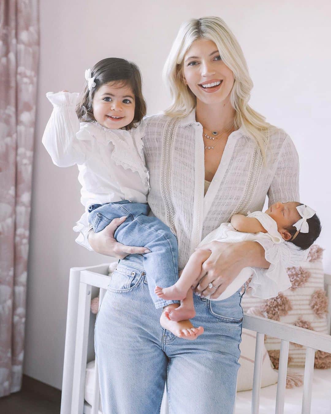 デヴォン・ウィンザーのインスタグラム：「My two girls 💓 Wouldn’t have it any other way!」