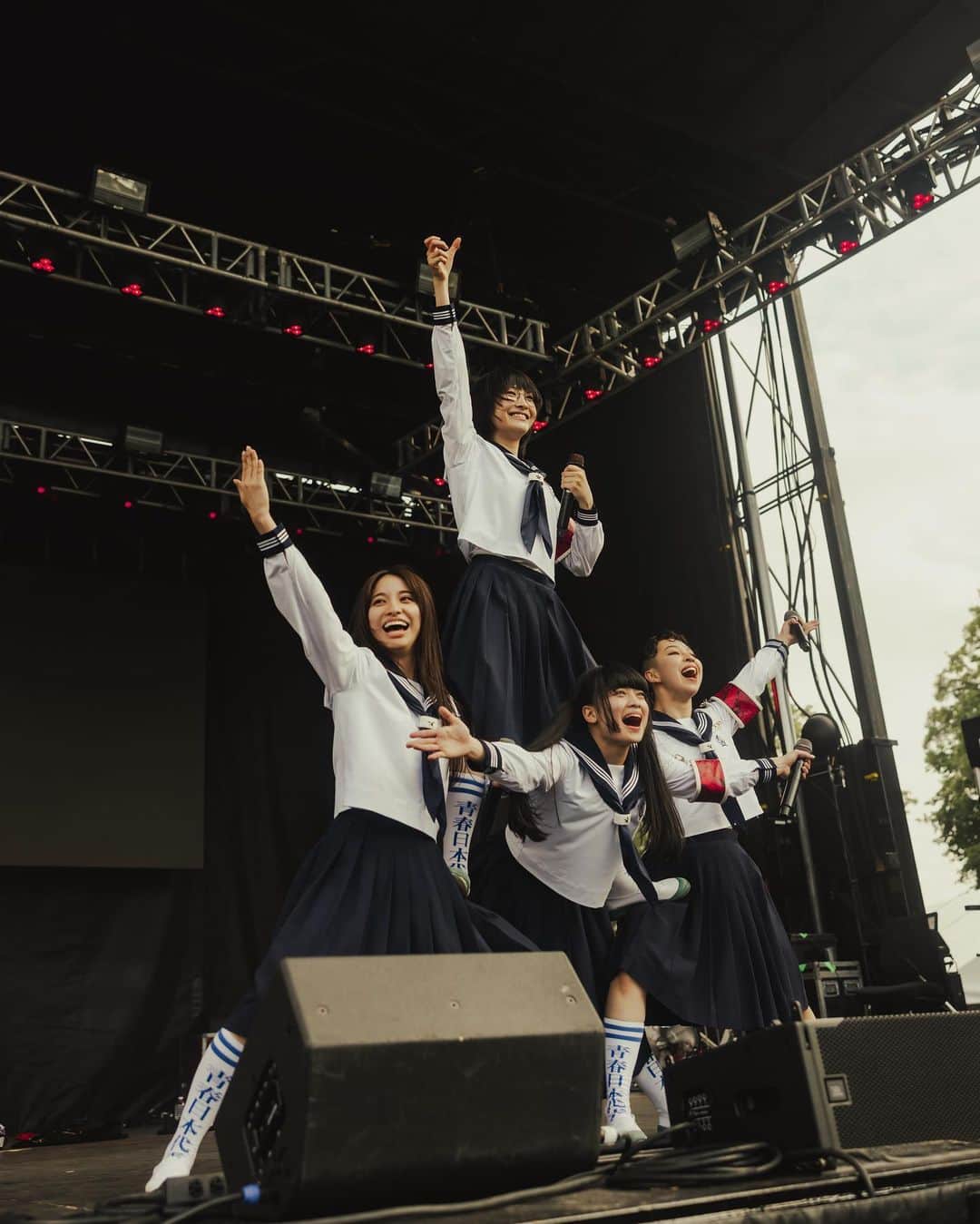 新しい学校のリーダーズのインスタグラム：「2023.5.21「HEAD IN THE CLOUDS NEW YORK」at Forest Hills Stadium , New York 🇺🇸🌳☄️  <SETLIST> 1. Seishun wo kirisaku Hadou 2. 最終人類(Final Humanity) 3. Otona Blue 4. Giri Giri 5. Pineapple Kryptonite Special MIX 6. 試験前夜 (Night Before Exam) 7. NAINAINAI  📸 @estherjy.kim  #HITCNY  @hitcfestival ☁️☁️  #atarashiigakko #新しい学校のリーダーズ」