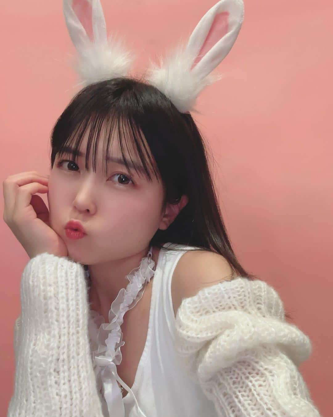 里咲りさのインスタグラム：「🐇  HAPPY NEW YEAR with rabbit costume  今年の年初、いろいろ会社のバタバタで大変でできてなかったからうさぎやりたくて今日やった、12年に一度しかできないから、！！  資料がまた落ちて、新しいメガネになりました、パソコン見過ぎです💻  #2023 #うさぎ #コスプレ #メガネ #メガネ女子 #メガネコーデ #cosplay」