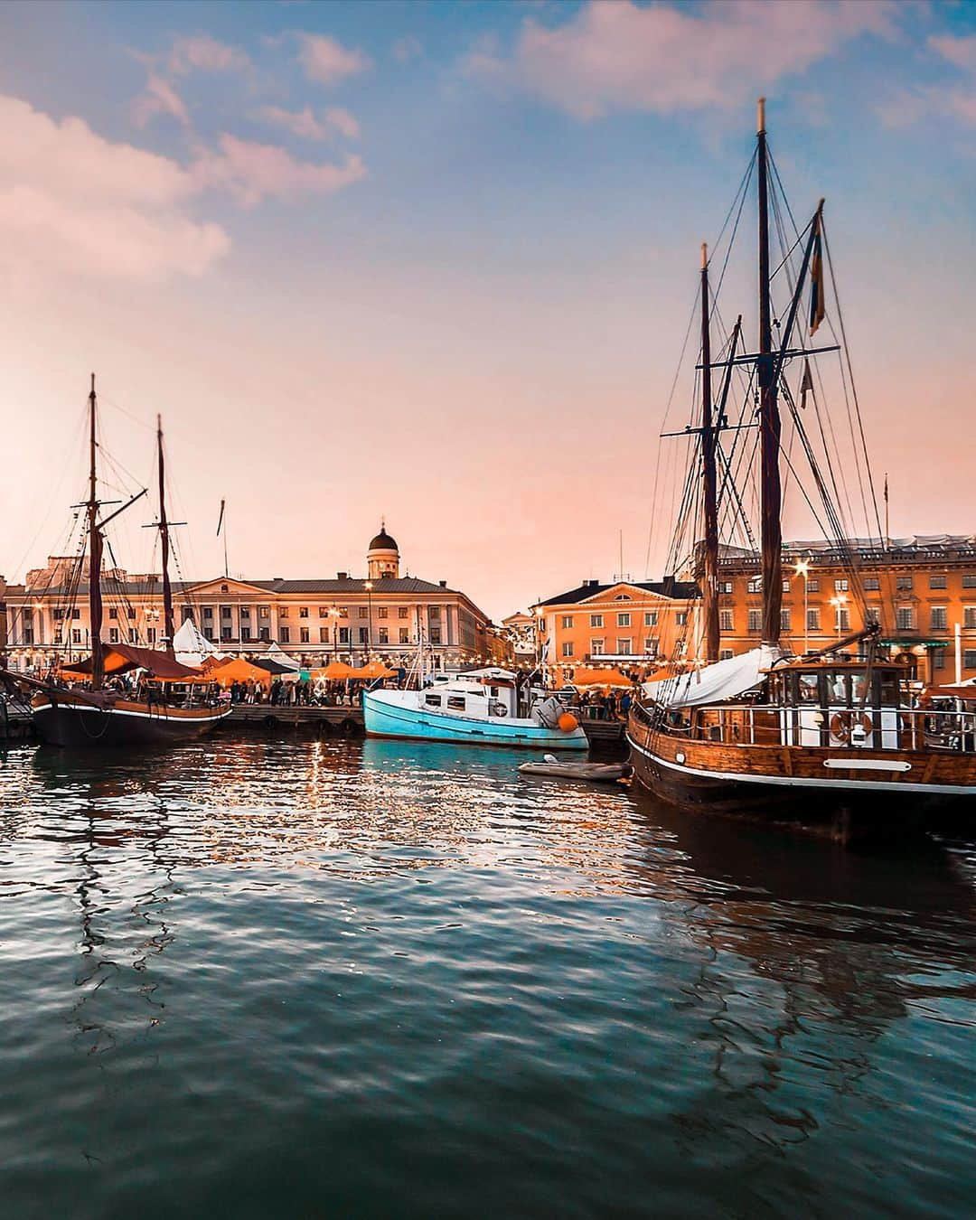 KLMオランダ航空さんのインスタグラム写真 - (KLMオランダ航空Instagram)「How much do you know about our breathtaking destination..Helsinki? 🇫🇮 Check our stories to take your knowledge to the test! 🧠✨   #KLM #RoyalDutchAirlines #Helsinki #destination #nordics #quiz」5月23日 23時47分 - klm