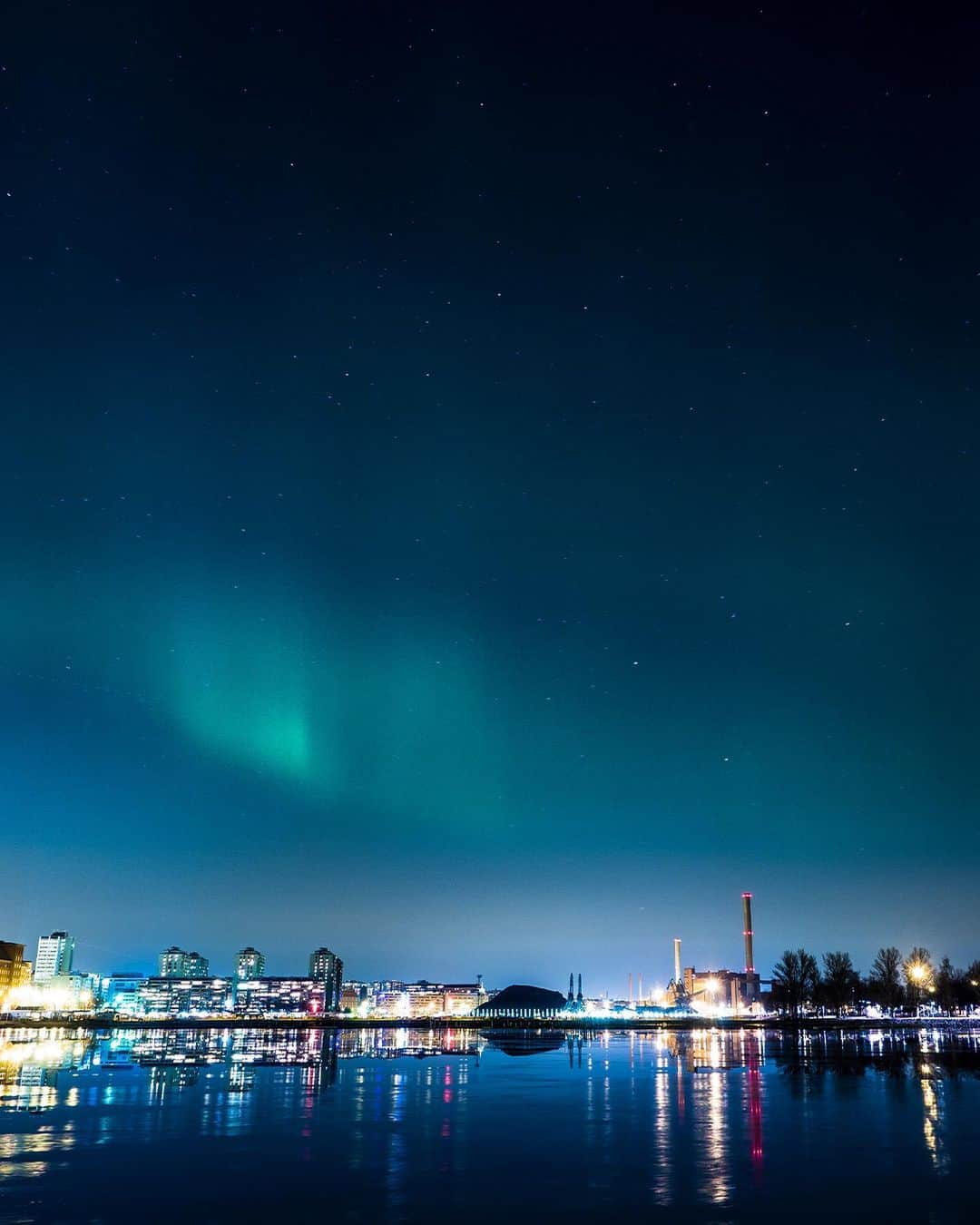 KLMオランダ航空さんのインスタグラム写真 - (KLMオランダ航空Instagram)「How much do you know about our breathtaking destination..Helsinki? 🇫🇮 Check our stories to take your knowledge to the test! 🧠✨   #KLM #RoyalDutchAirlines #Helsinki #destination #nordics #quiz」5月23日 23時47分 - klm