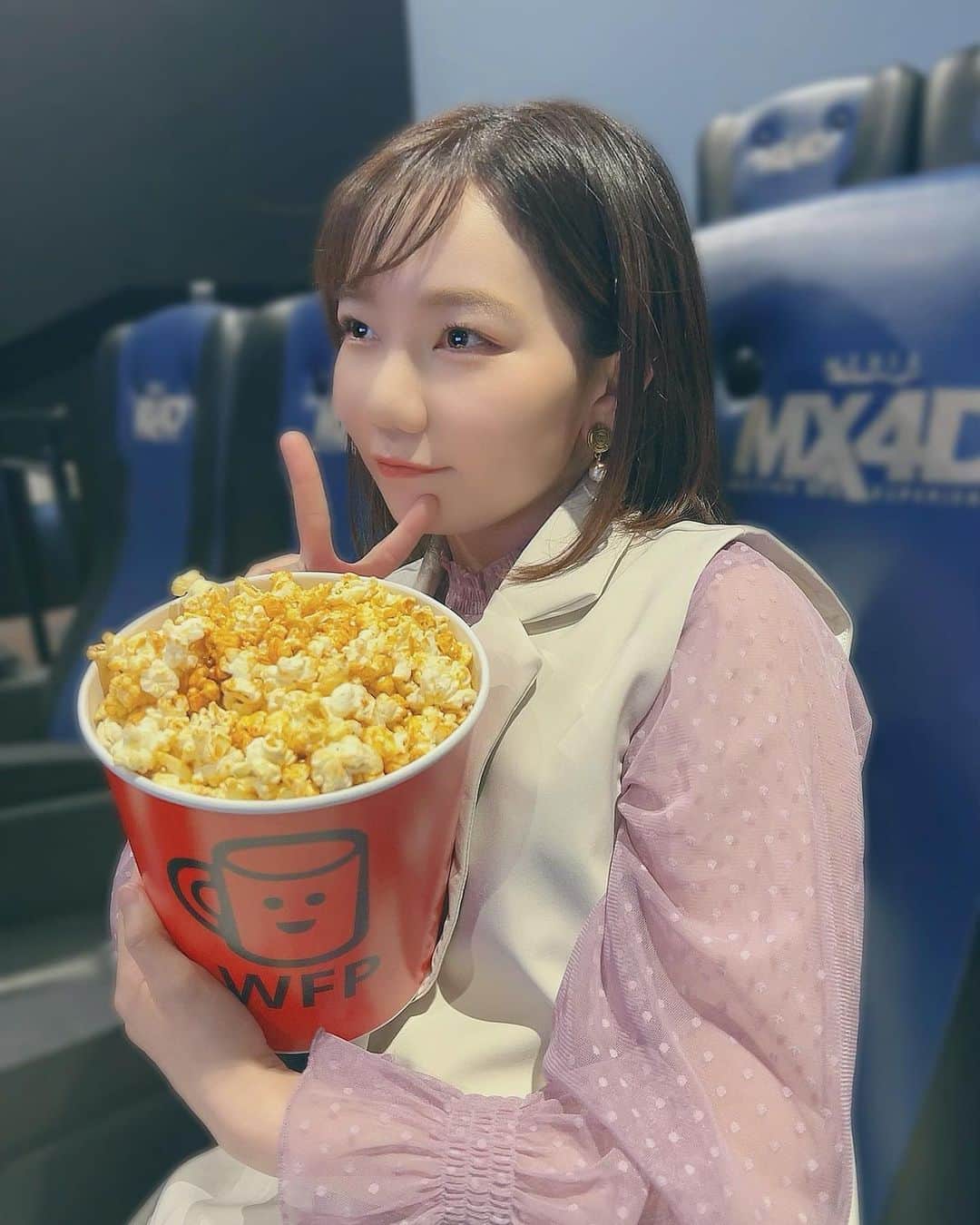 樋口みどりこのインスタグラム：「🎬🎬🎬🎬🎬🎬🎬🎬🎬🎬  初のMX4D！！💺  先日、黒鉄の魚影を観てきました🕵️‍♂️  ＼コナンくーん！👓／  風がきて、ミストがきて、足元にも仕掛けが、、！😳 もちろんシートも動く動く🫨🫨  映画おんもしろかった〜、、  推しはキールかなぁ😎  来年のコナンも楽しみだ🤭🤭🎩🧢  いつも映画館でポップコーン こぼしてしまうのやめたい、、！😳 （しっかり全部食べてましゅ😋） 味はキャラメル一択やでしかし🍿🍿  . . . #黒鉄の魚影 #映画 #劇場版名探偵コナン #コナン #ポップコーン #つぼみ大革命 #ショートボブ #ボブ #ショート #映画館 #映画鑑賞 #mx4d #映画鑑賞記録」