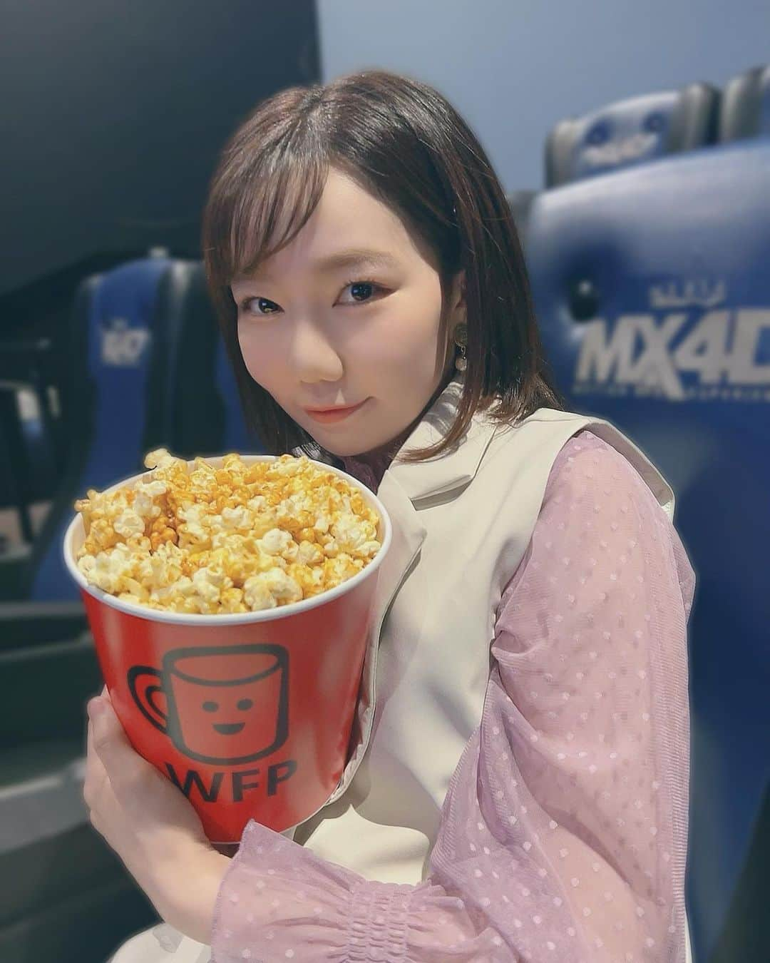 樋口みどりこさんのインスタグラム写真 - (樋口みどりこInstagram)「🎬🎬🎬🎬🎬🎬🎬🎬🎬🎬  初のMX4D！！💺  先日、黒鉄の魚影を観てきました🕵️‍♂️  ＼コナンくーん！👓／  風がきて、ミストがきて、足元にも仕掛けが、、！😳 もちろんシートも動く動く🫨🫨  映画おんもしろかった〜、、  推しはキールかなぁ😎  来年のコナンも楽しみだ🤭🤭🎩🧢  いつも映画館でポップコーン こぼしてしまうのやめたい、、！😳 （しっかり全部食べてましゅ😋） 味はキャラメル一択やでしかし🍿🍿  . . . #黒鉄の魚影 #映画 #劇場版名探偵コナン #コナン #ポップコーン #つぼみ大革命 #ショートボブ #ボブ #ショート #映画館 #映画鑑賞 #mx4d #映画鑑賞記録」5月23日 23時50分 - higuchimidoriko