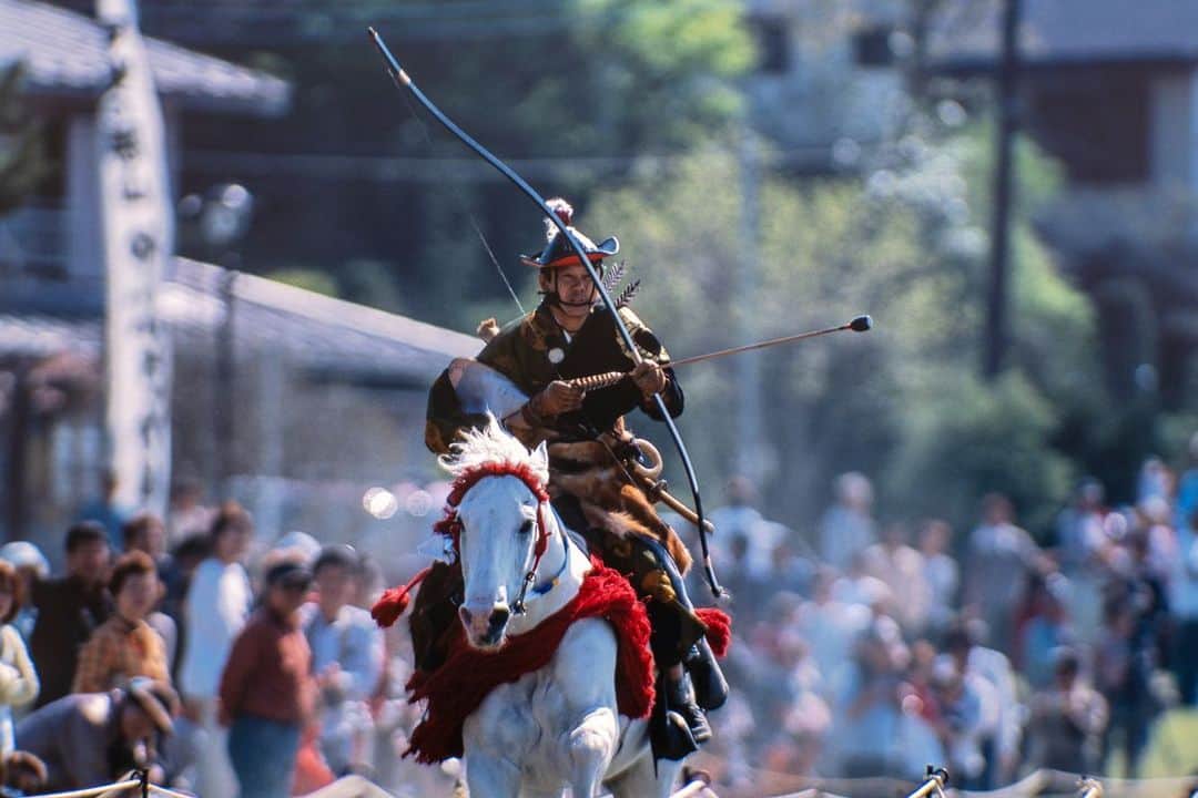 Michael Yamashitaさんのインスタグラム写真 - (Michael YamashitaInstagram)「Yabusame, the art of horseback archery: This martial art is an ancient sport in which archers clad in the ornate hunting outfit of medieval warriors shoot at 3 targets as they charge past at full gallop on horseback. If an arrow can't be shot in time, the archer has to drop it and use another arrow for the next target. All this happens in less than 20 seconds. The tradition of mounted archery began as a form of military training for samurai warriors, requiring extreme concentration, timing, strength, and horsemanship. #yabusame  • • • •  #aoi #archery #horse #horsebackarchery #horseriding #japan #japan_daytime_ view #japan_of_ insta #japanphoto #japanphotography #japantravel #japantrip #kyoto #kyudo #samurai」5月23日 23時53分 - yamashitaphoto