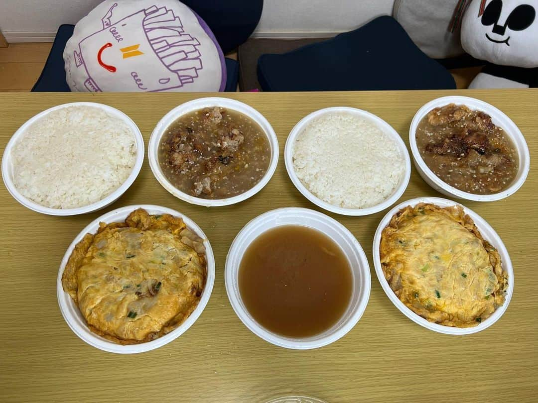 かこさんのインスタグラム写真 - (かこInstagram)「俵飯さん🍚行きたくて仕方がなかったお店🥹何食べようか迷いすぎて😭笑 撮影が決まった日から悩み始めて前日にも悩んで当日も悩んでお店についてからも悩んだ😂頼んだのは… 🍚うま玉子焼きと塩豚飯+デカ唐揚げトッピング（大の大） 美味しいに決まっているビジュアル…塩豚飯食べたかったし塩ダレ食べたかったし唐揚げ食べたかったから本当に美味しすぎて幸せやった😭💕 テイクアウトもした🥡 🍚鶏唐ニンニク塩ダレ飯 🍚ガーリック天津炒飯 全部美味しかった〜🥹🥹🥹 俵飯さん、お忙しい中ありがとうございました🙇🏻✨ #俵飯 #デカ盛り #デカ盛りグルメ #먹방 #대식가 #먹팔 #먹팔해요 #먹스타그램 #大食い #双子 #はらぺこツインズ  #大胃王 #モッパン #ความตะกละ #Ham ăn #gula #大食い女子」5月23日 23時54分 - harapeko__kako