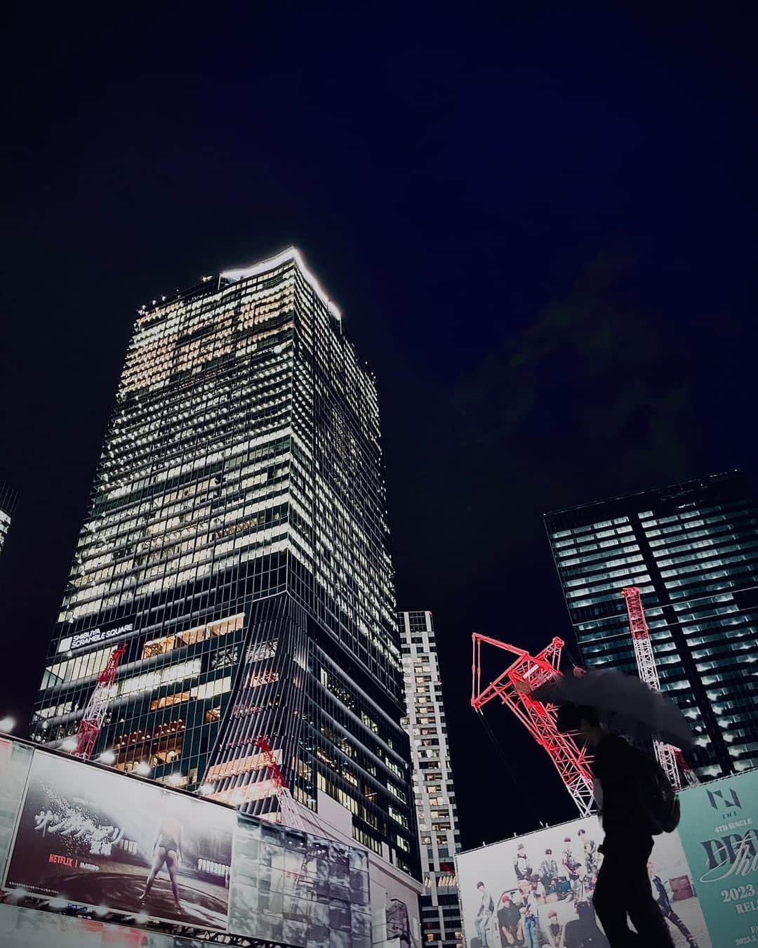 和田昌哉のインスタグラム：「今日は雨の中、渋谷でMari Ishida @mari_ishida と。「Tokyo Blues」の配信リリースを祝いつつ、クリエイティブプロセスを再び振り返る。そして次の曲の話も。  Mariちゃんの情熱に突き動かされて一緒に作ることになったTokyo Blues。  この曲は、俺が参加することになった時点で、曲が途中までできていて、サビのメロディもELIONE @elione1987 くんの歌詞も素晴らしかった。そこにCHICO CARLITO @chicocarlito1993 くんの最高にギラついたラップが乗っていて。  メロディと歌詞を書きながら、自分の心の深部から溢れてくる感情を素直に歌詞に込めることができた。ある意味、こんなに情熱を持って自分の歌う歌詞に取り組んだのは初めてかもしれない。  Mari Ishida & Masaya Wada / Tokyo Blues (feat. CHICO CARLITO)  Lyrics by Masaya Wada, CHICO CARLITO, ELIONE, Mari Ishida  Music by Mari Ishida, Masaya Wada  Vocals by Masaya Wada, CHICO CARLITO Produced by Mari Ishida  CHICO CARLITO recorded by ELIONE  Mixed by D.O.I.」