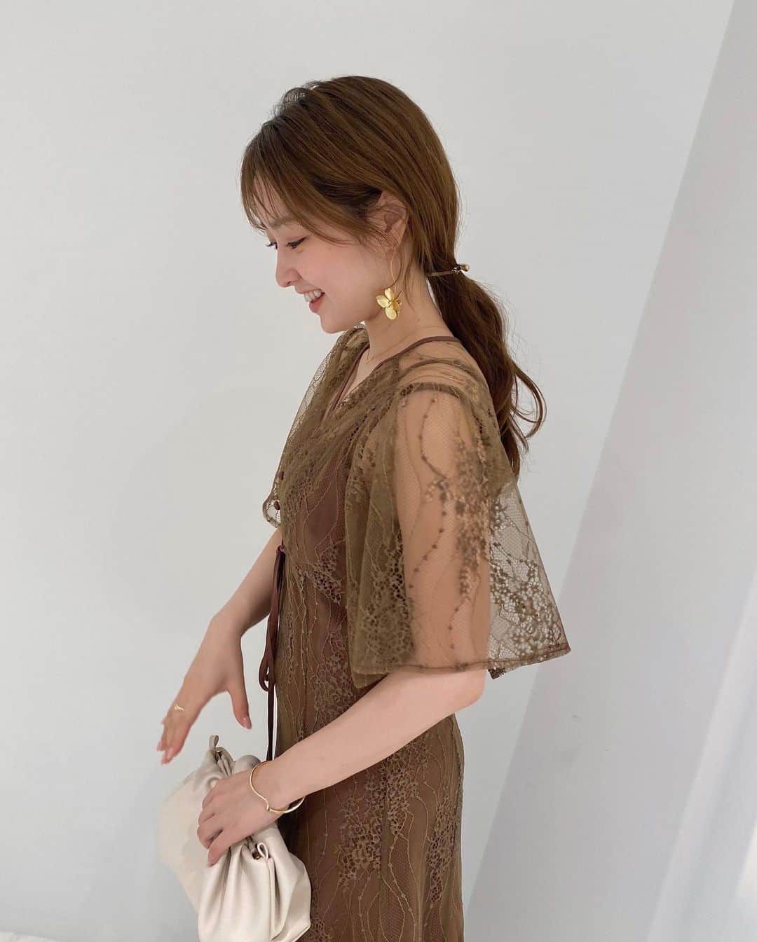 大野愛友佳のインスタグラム：「@leja__official でのお仕事♡  色んなパターンのドレス着ると、 骨格でこんなにも変わるのかと 合うもの合わないものがわかる🧐✔︎  このドレスは私の骨格にとって とても華奢見せしてくれる1着✨  #オケージョンドレス#オケージョンワンピース#オケージョン#骨格ストレート#骨ストコーデ#結婚式お呼ばれ#お呼ばれコーデ#お呼ばれスタイル#総レース#淡色コーデ#淡色女子#お呼ばれドレス」
