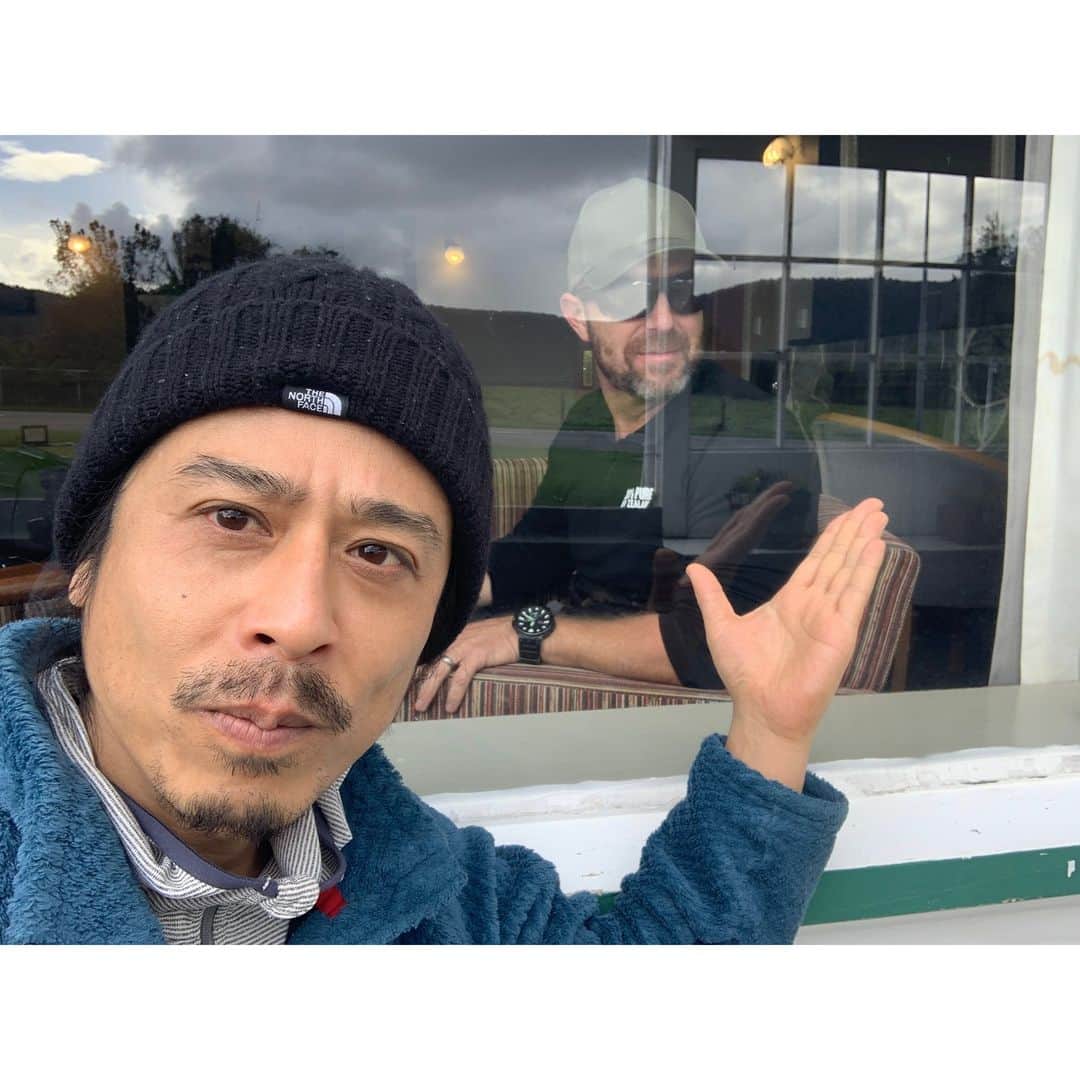 のインスタグラム：「. 気になるコメント！ 「１人ぼっちの無人島生活」 の動画UPが遅れています！ 全８５日間の４日目までしか、 まだYouTubeにUPでいきてません。 ごめんなさい💧 自分はかなり不器用なので、 色々な事が同時に出来ないのです！ 必ずいつかUPします。ナ」