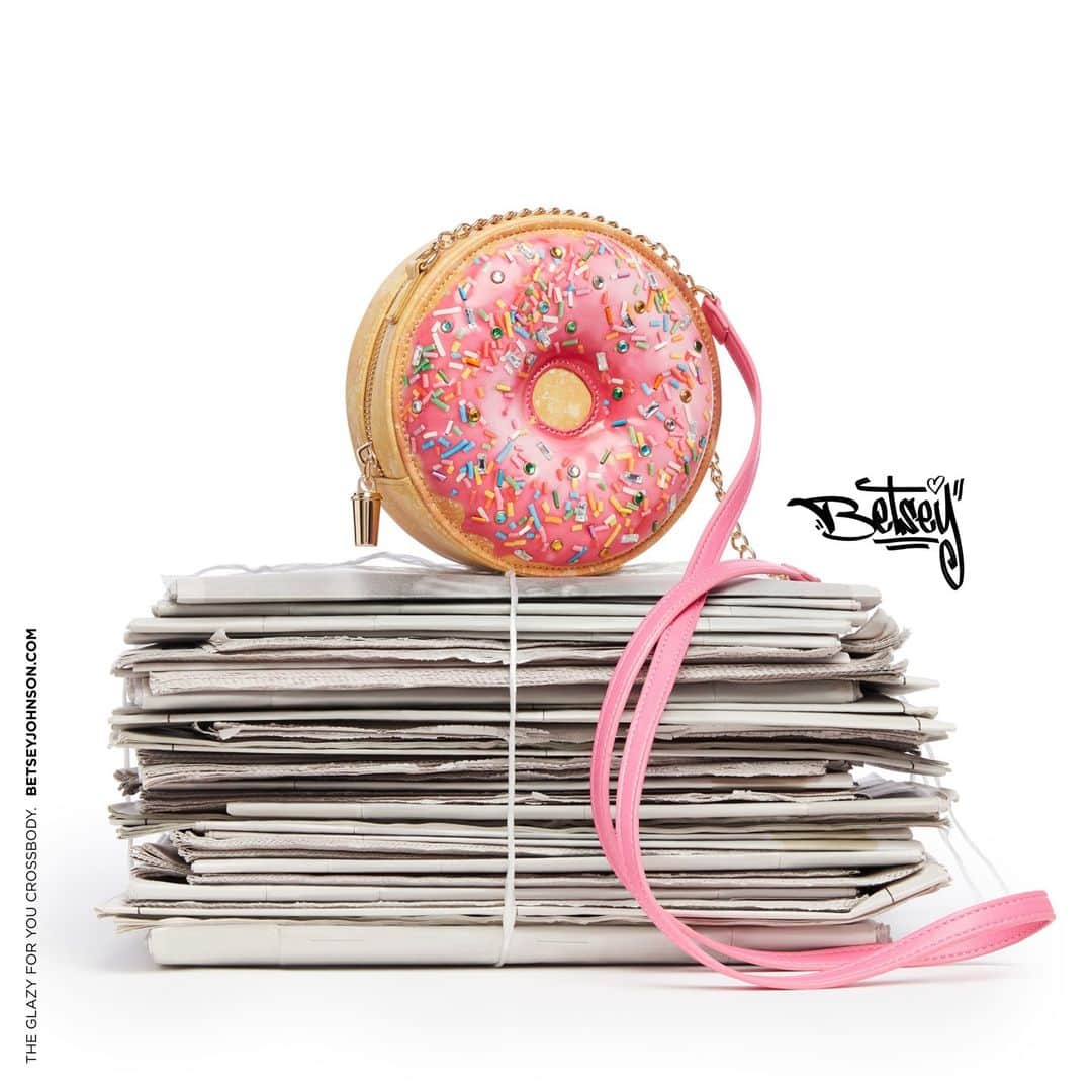 ベッツィジョンソンのインスタグラム：「THE GLAZY FOR YOU CROSSBODY PINK IS NOW ARRIVING. ✨ Please donut hold the subway doors. 🚇」