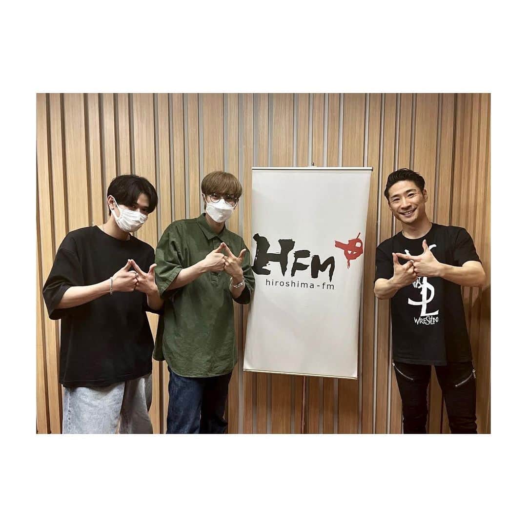 江本一真のインスタグラム：「. ◥◣◥◣◥◣◥◣◥◣  広島FM 江本一真のゴッジ スペシャルゲスト INI @official__ini   ◥◣◥◣◥◣◥◣◥◣  尾崎匠海さん 藤牧京介さん スター降臨です。  ・日本レコード大賞 新人賞 ・JC•JK流行語大賞2021  ヒト部門 1位 ・オリコン史上初、デビューシングルから2作連続で初週売上50万枚超え ・アリーナツアー全国4都市12万人を動員   メッセージの量、ハンパなかったです。 広島FMのプリンターが壊れました（笑） コピー用紙が広島から無くなりました（笑）  毎回アーティストへのインタビューではファンの皆さんでも聴いたことのない、初出し情報を引き出せるようトライしています。 楽しんでいただけたら何よりです^ ^  2023.5.24 RELEASE INI 4TH SINGLE "DROP That"  #広島FM #江本一真 #ゴッジ #ゲスト #INI #INI_DROP_That #INI_FANFARE #尾崎匠海 さん #藤牧京介 さん」